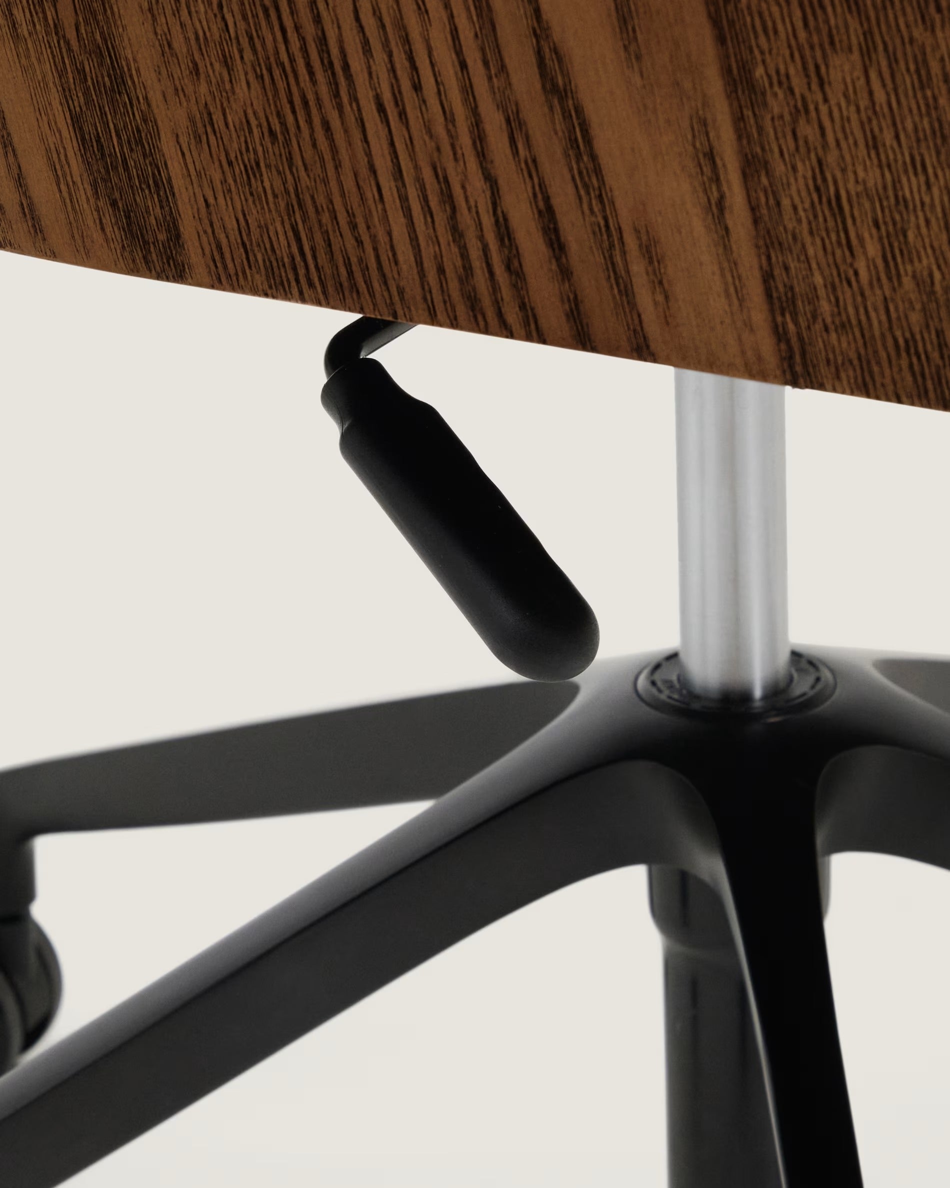 Kancelářská židle MADAI hnědý šenil s černým podstavcem na kolečkách