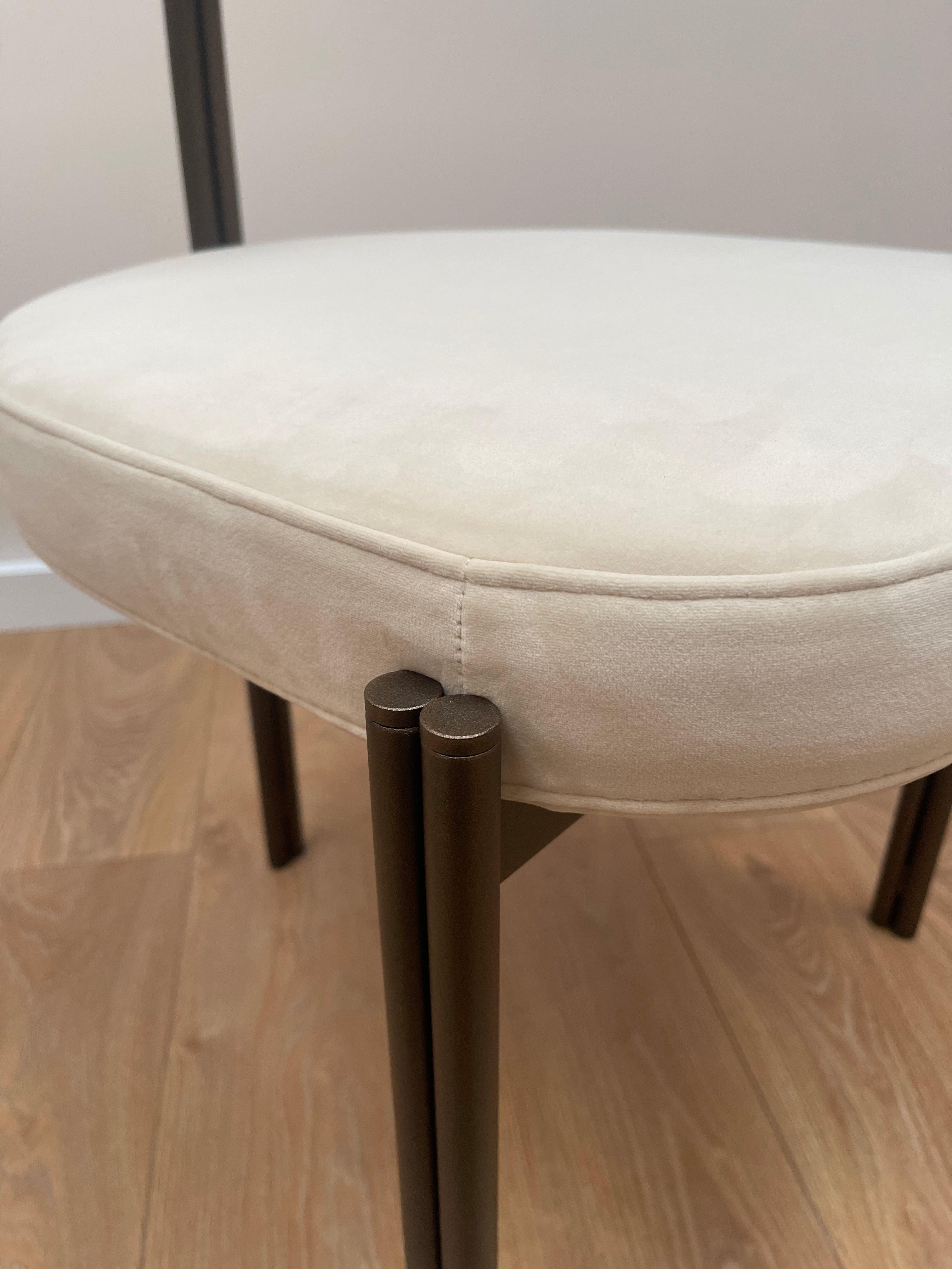 Sametová židle CAILLOU béžová - po výstavě