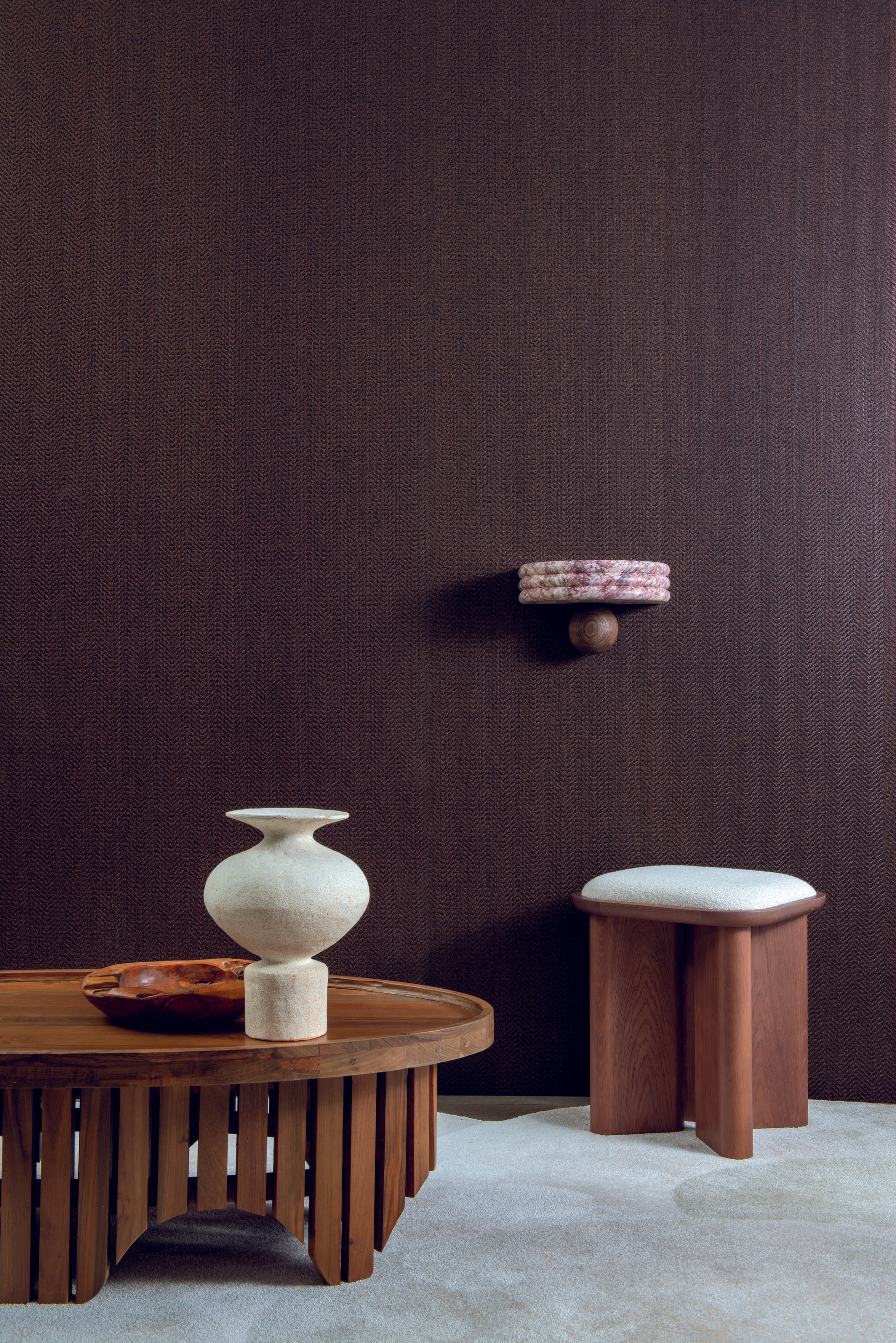 Tapeta papierowa strukturalna w jodełkę imitująca rafię KASANE - MARRON kasztanowy