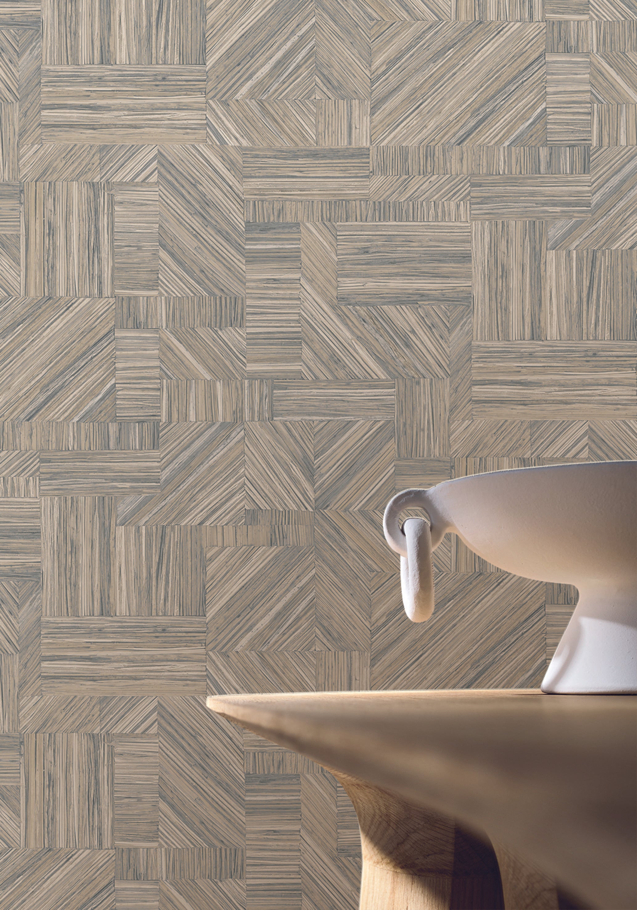 Strukturovaná geometrická tapeta napodobující slámový patchwork IMBRICATION - GIVRE ledově modrá