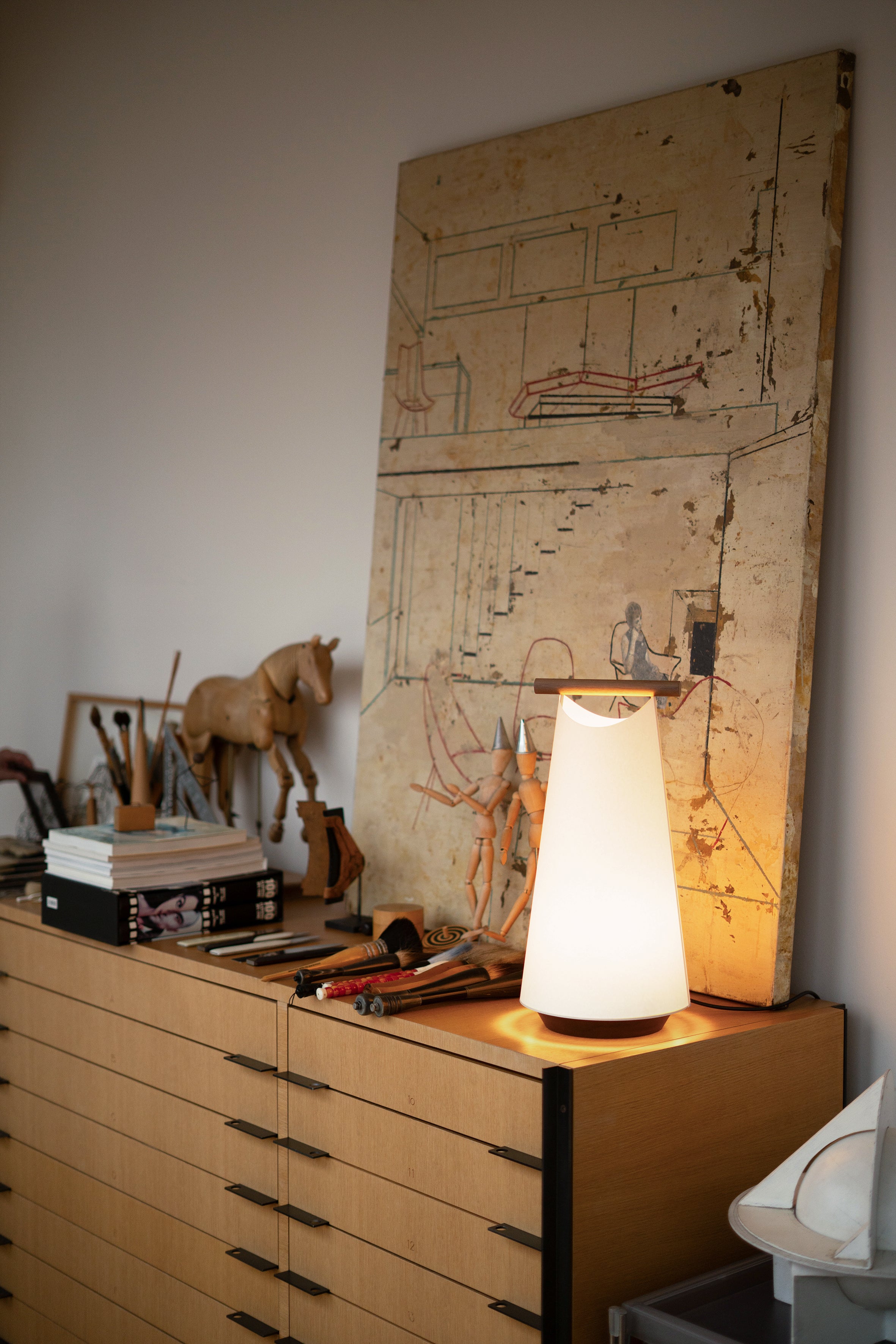 CATAY Table Lamp in White with Walnut Wood