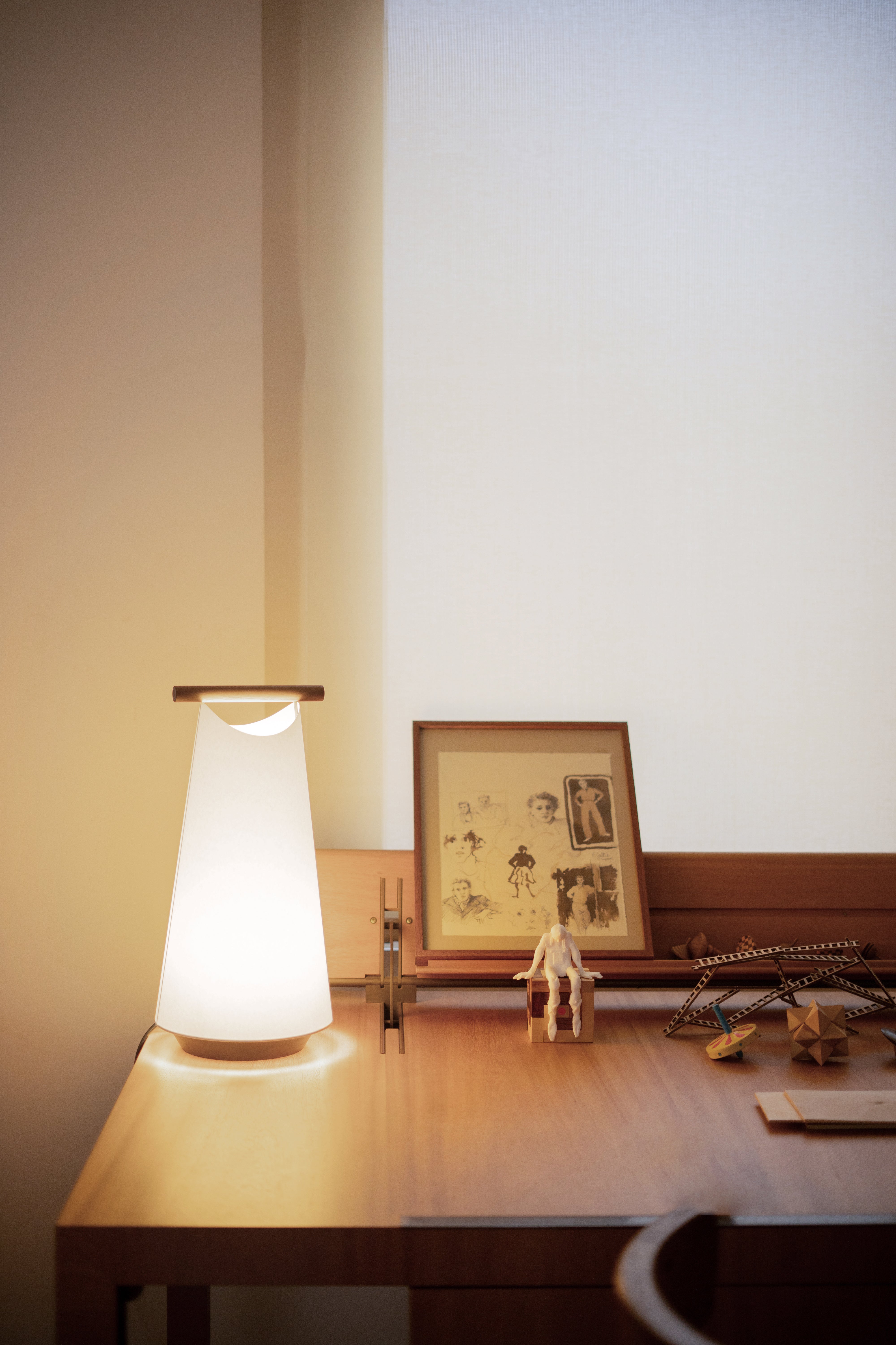 CATAY Table Lamp in White with Walnut Wood