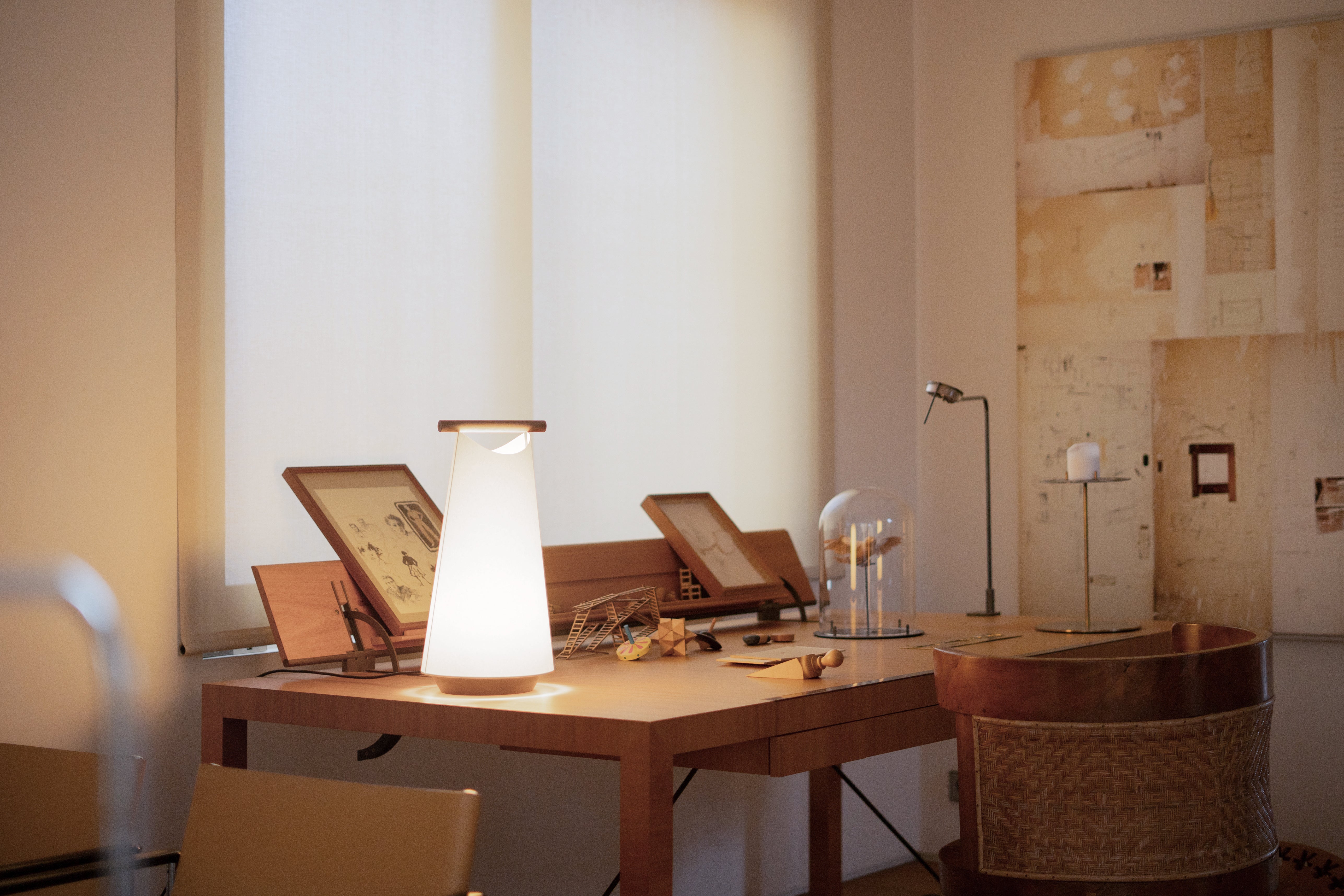 CATAY Table Lamp in White with Walnut Wood