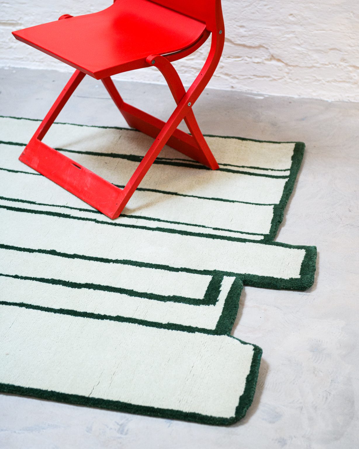 Asymmetrical decorative rug CONTOUR green