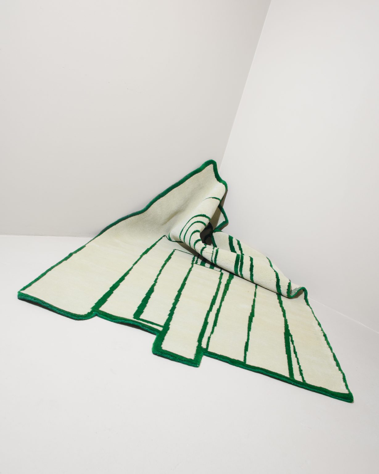 Asymetrický dekorativní koberec CONTOUR zelený