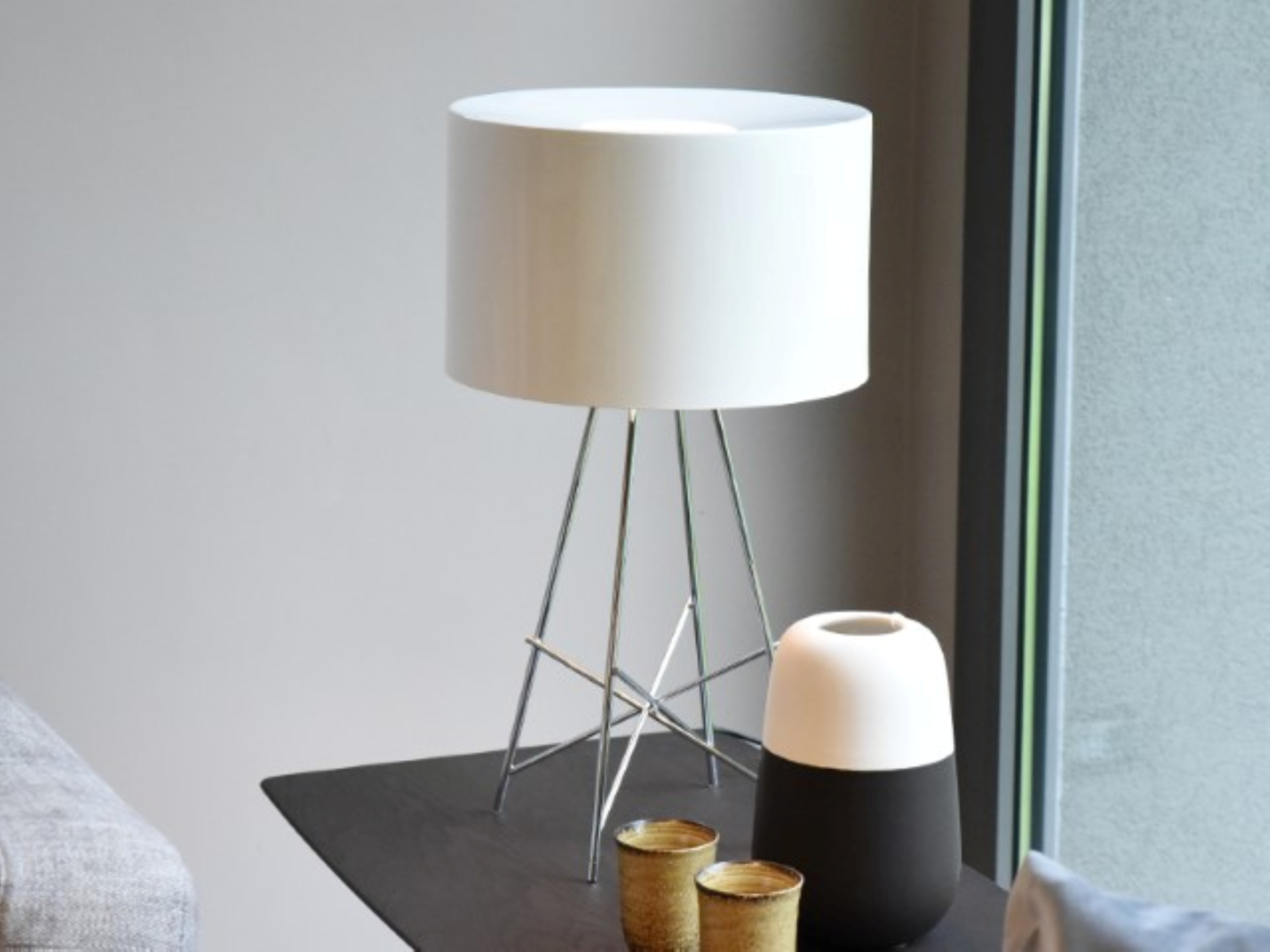 Stolní lampa RAY bílá s kovovým podstavcem