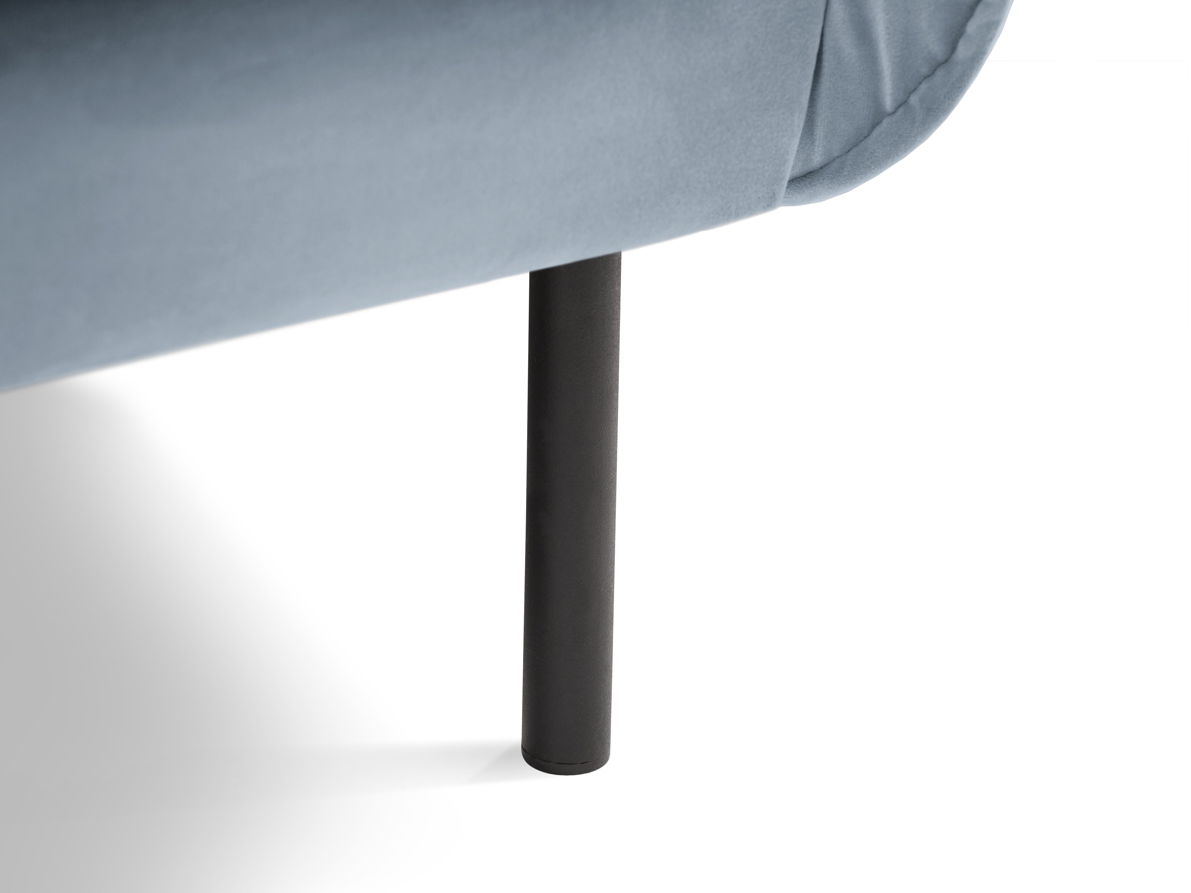 Fotel aksamitny VIENNA jasnoniebieski z czarną podstawą