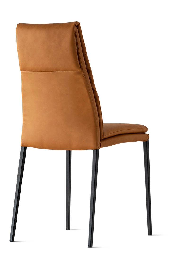 Čalouněné křeslo CARMEN s černým podstavcem