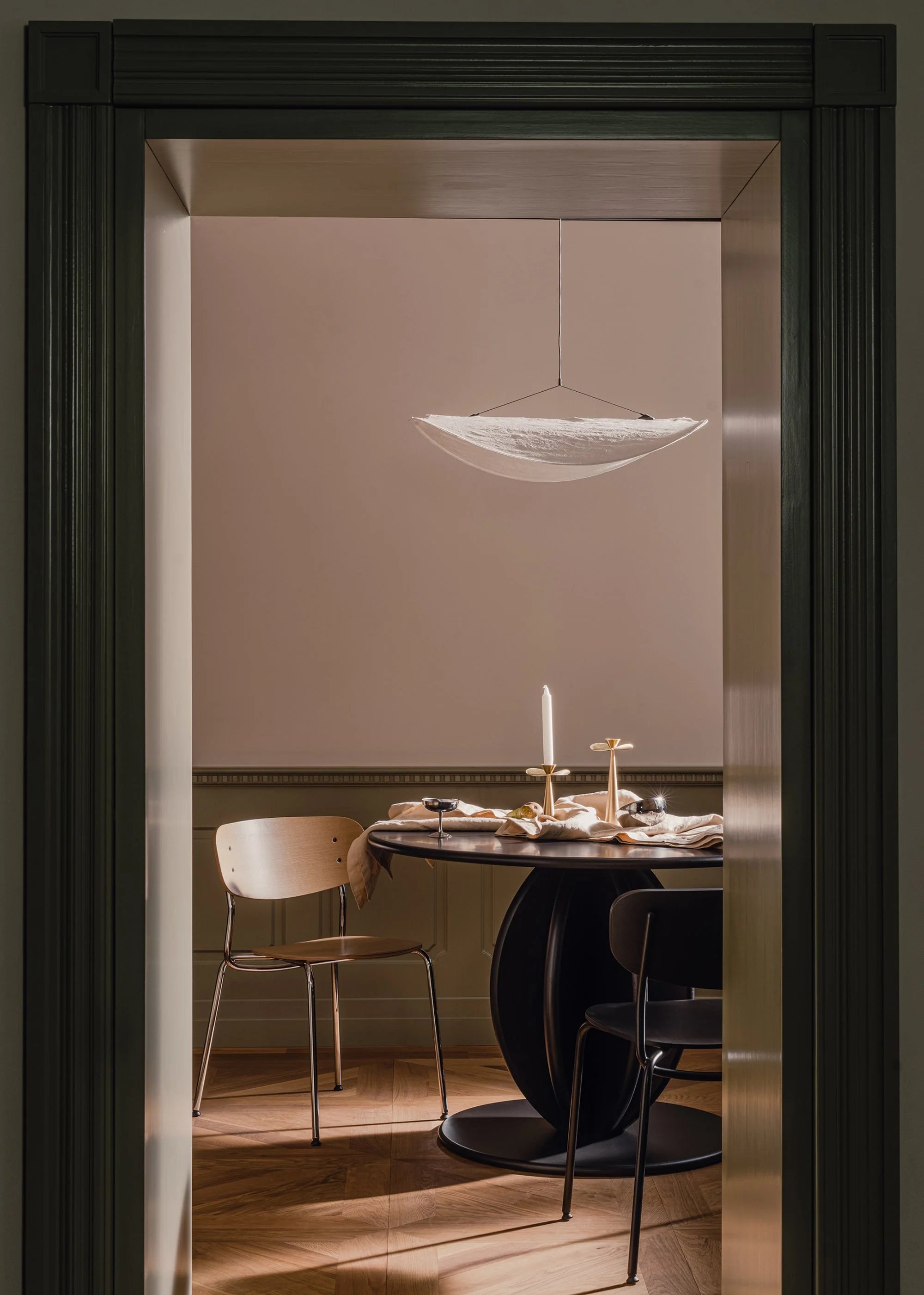 Židle SPLOT z dubového dřeva s chromovanou základnou