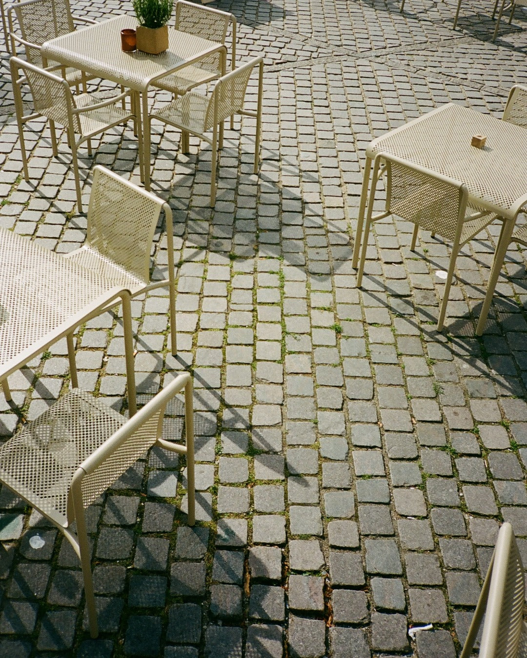 Stół kwadratowy DAPPLE beżowy