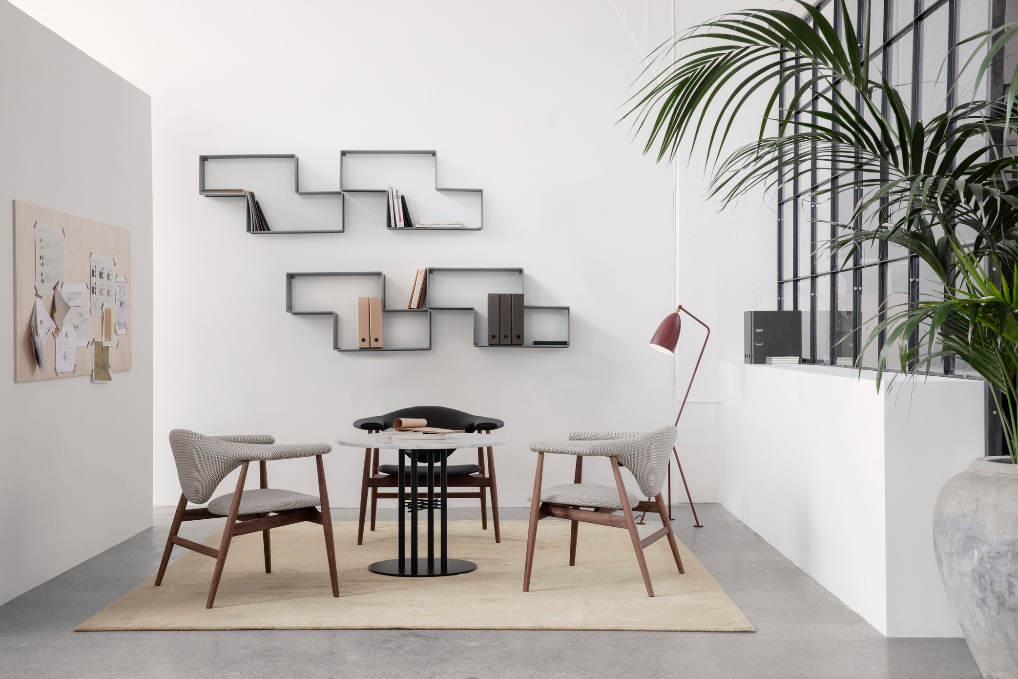 Křeslo MASCULO čalouněné s ořechovým podstavcem