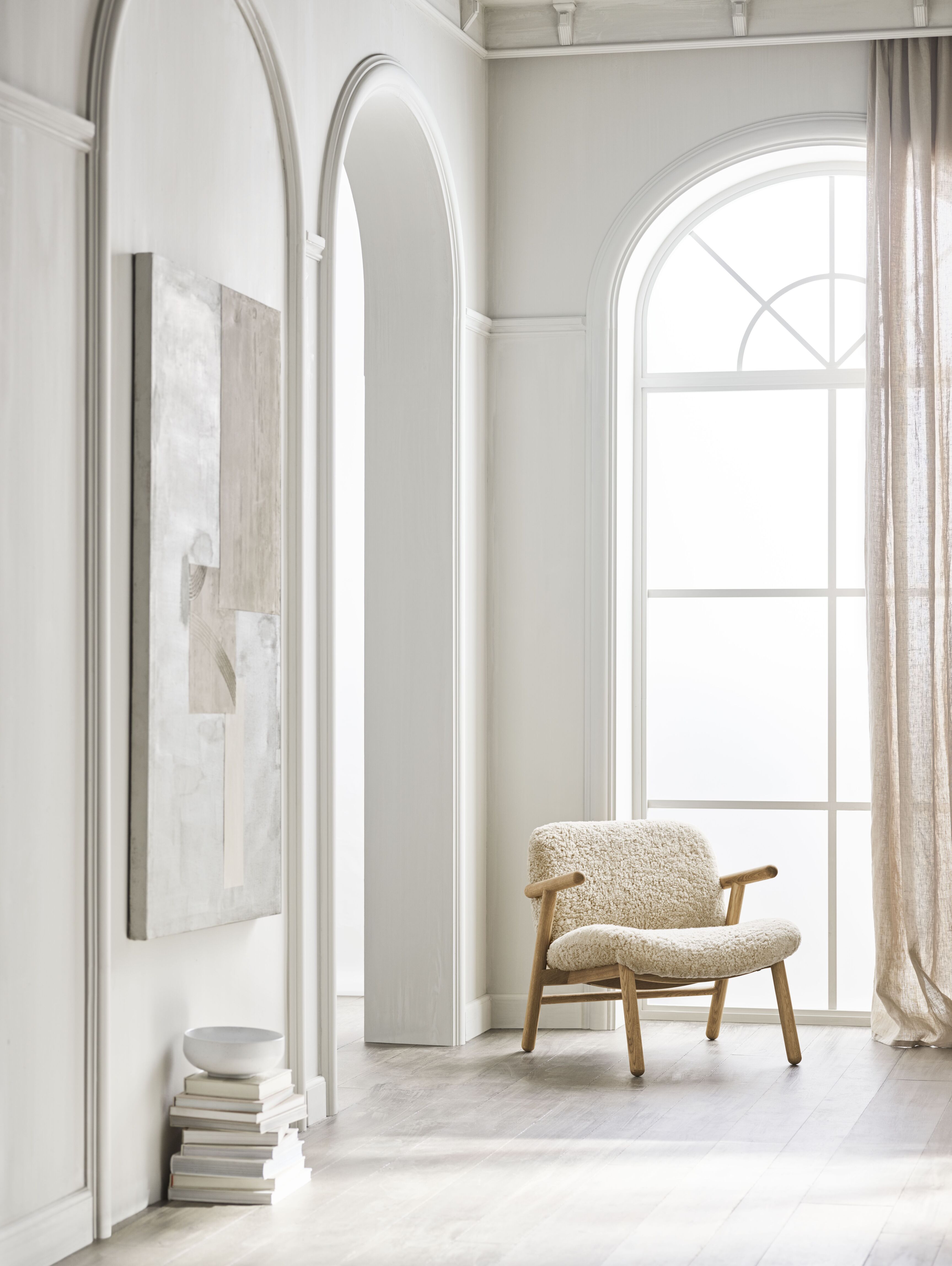 Křeslo COSH s podstavou z dubového dřeva