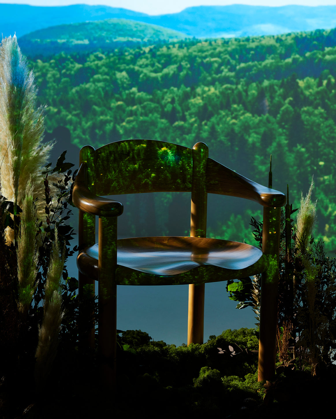 Křeslo s opěrkami DAUMILLER černé borovicové dřevo