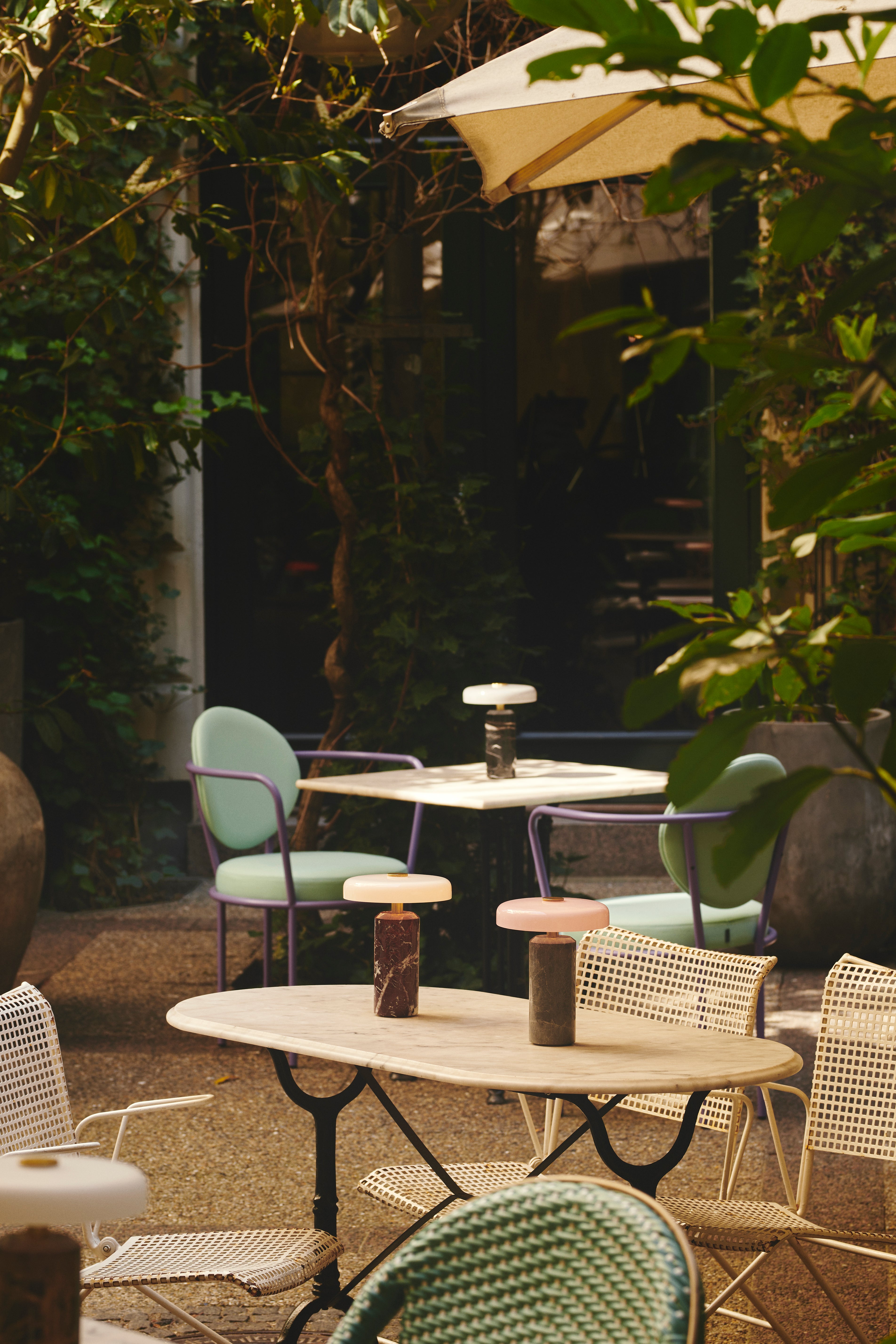 Přenosná lampa TRIP hnědý mramor s mléčně bílým sklem