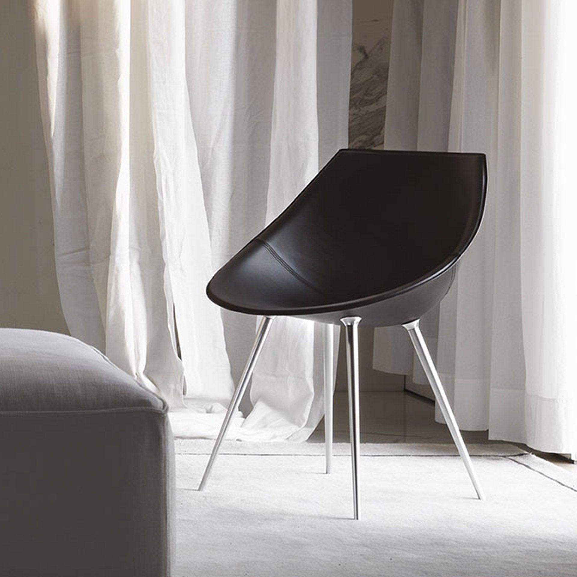 Chair lagò white leather with an aluminum base