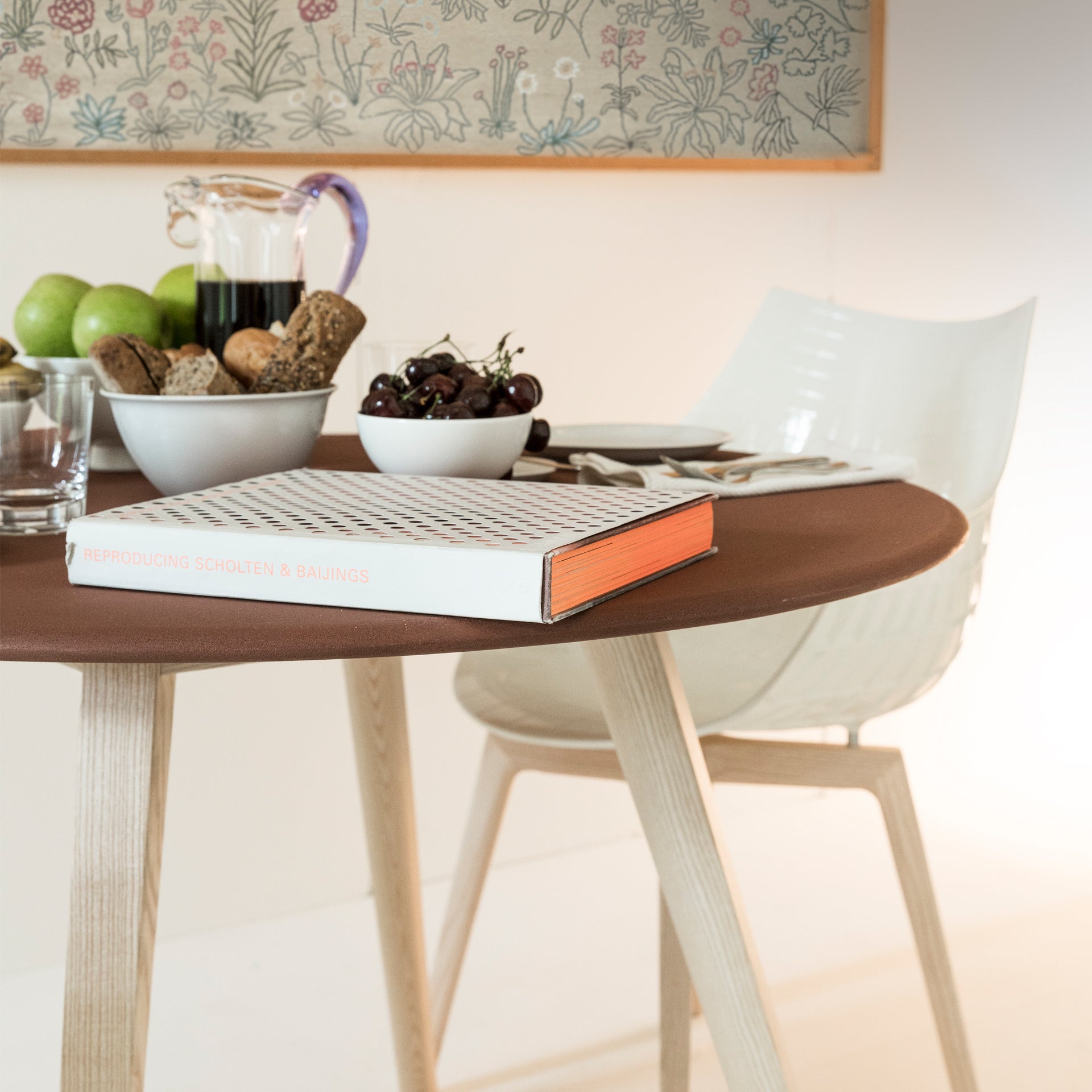 White Meridiana chair with black ash base