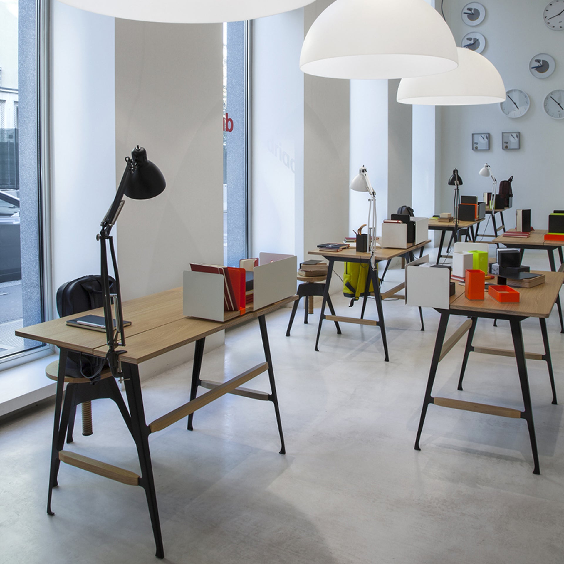 Psací stůl PORTABLE ATELIER bílý s černým podstavcem