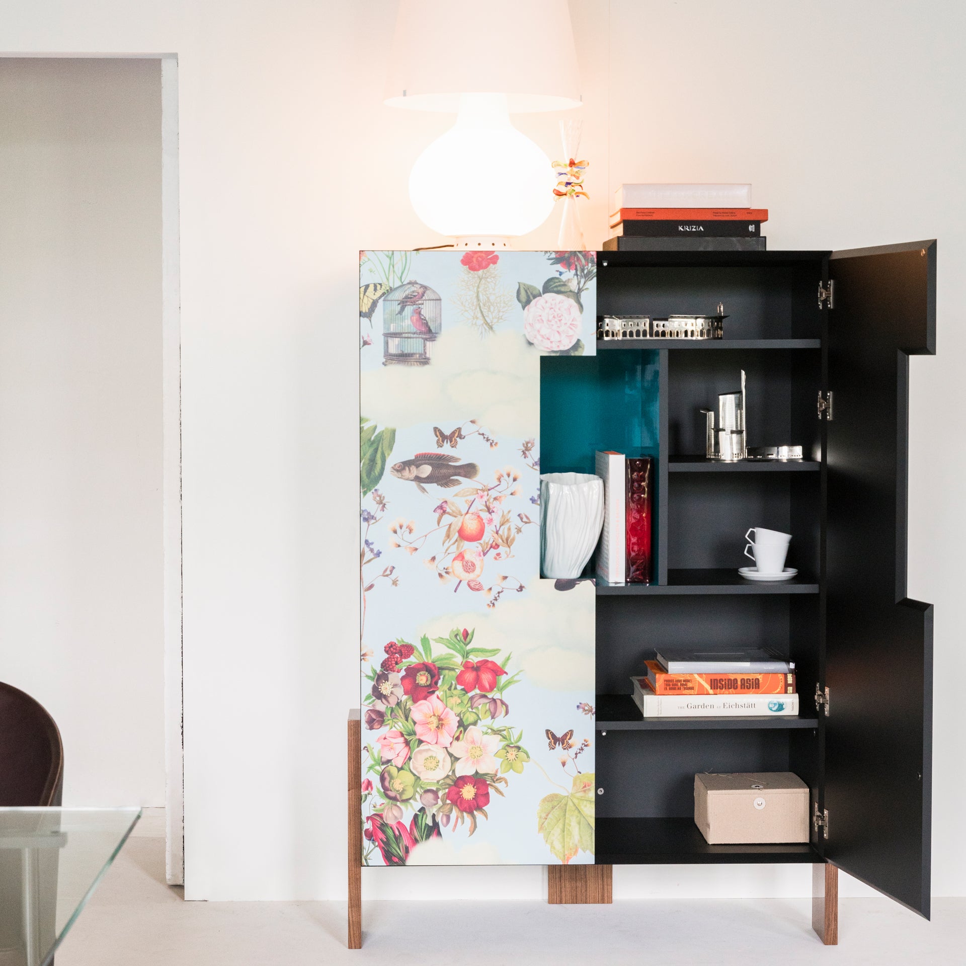 Regál ZIQQURAT modrý s tyrkysovým podstavcem