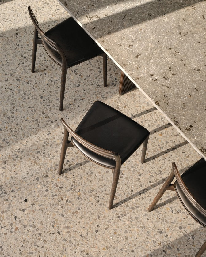 Židle CABIN černá kůže s tmavým dubovým podstavcem [Antonina] [Amelia spr]