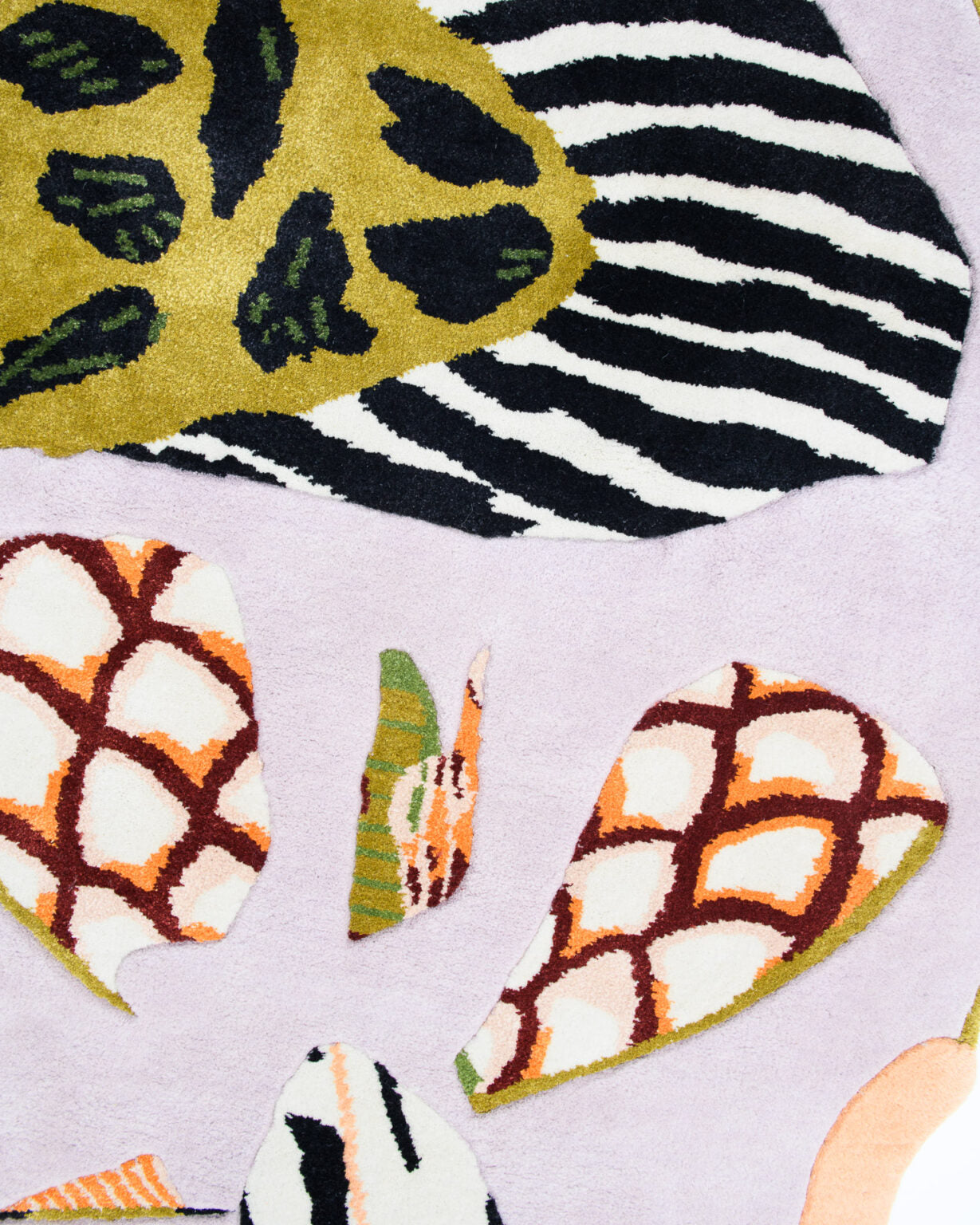 Dekorativní oválný koberec INSECTA levandulový