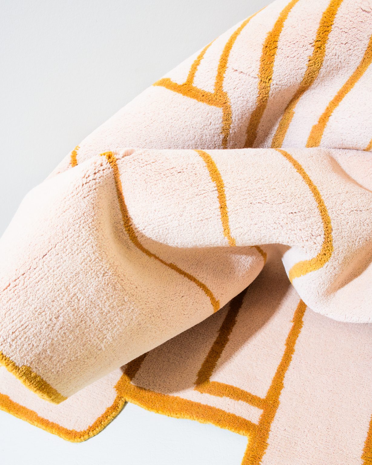 Asymmetrical decorative rug CONTOUR salmon pink