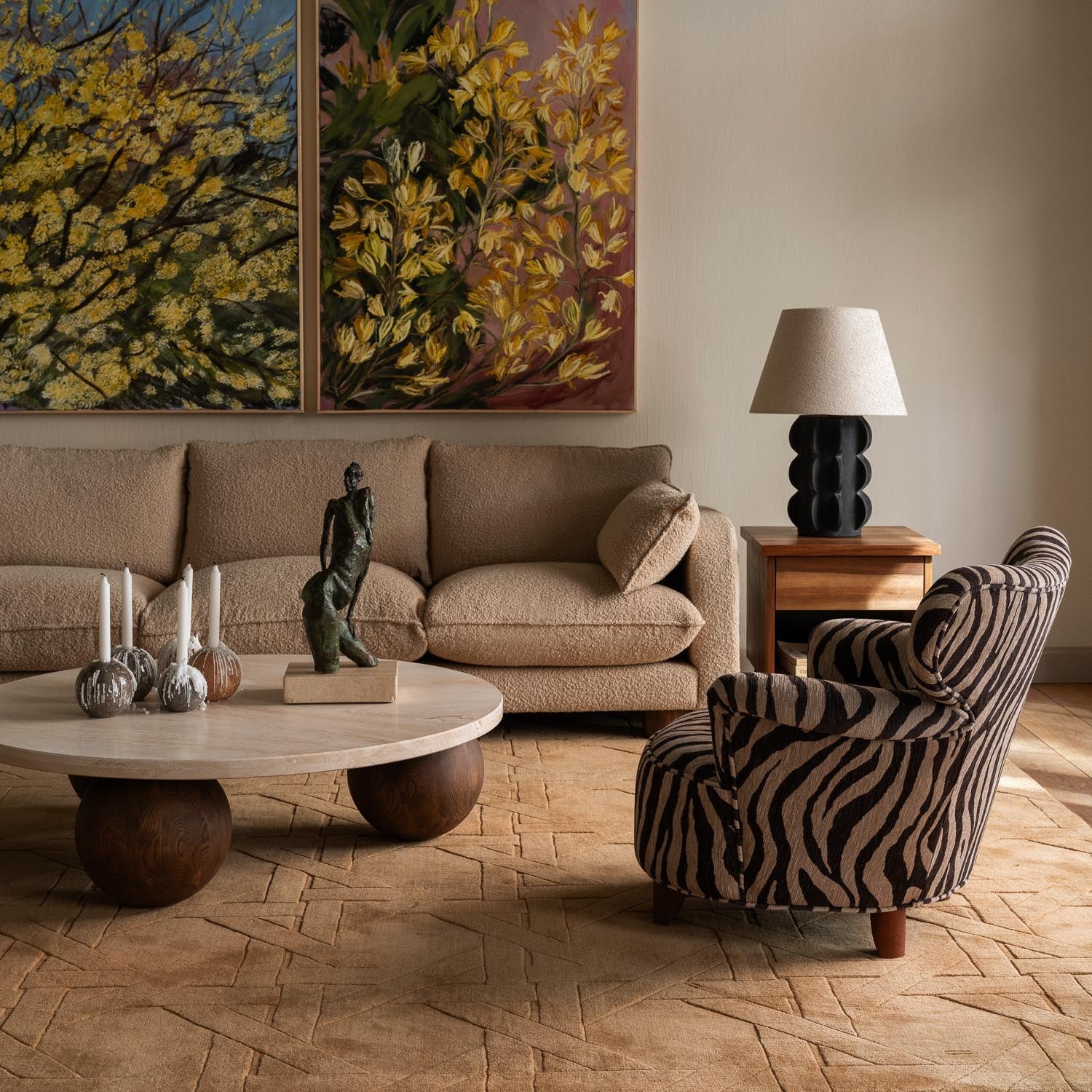 Stolik kawowy okrągły SPHERE marmur trawertynowy z jesionową podstawą