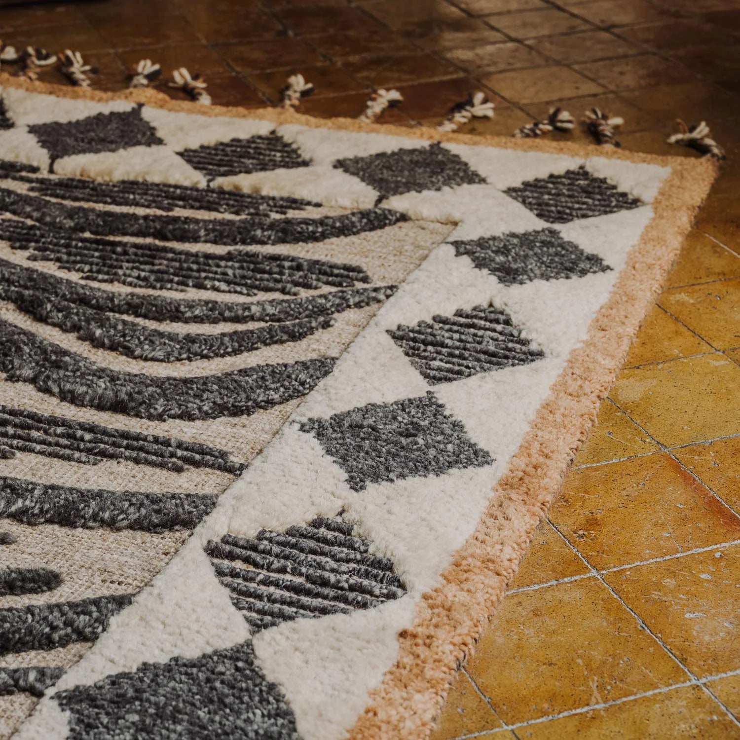 Dywan wełniany WILDCAT czarno-beżowy z frędzlami