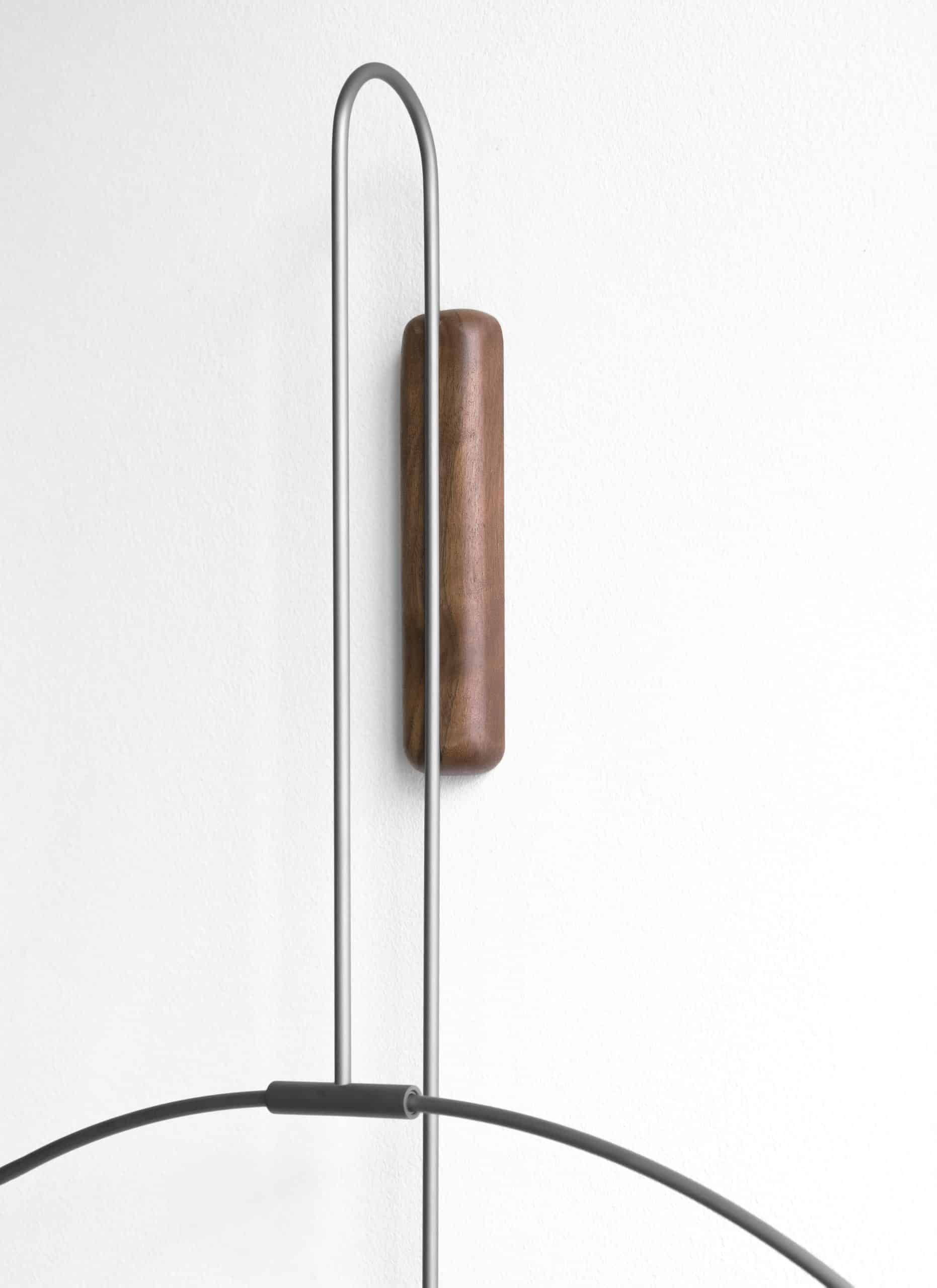 Nástěnné hodiny DARO ořechové dřevo se stříbrným detailem