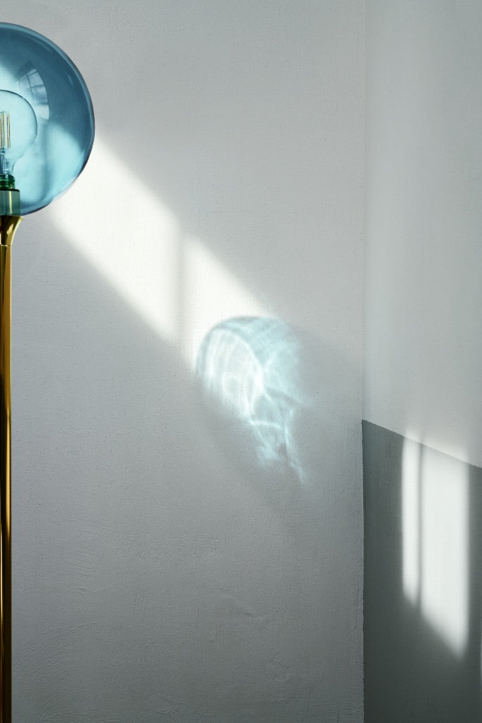 Stojací lampa BALLROOM modrá se zlatým podstavcem