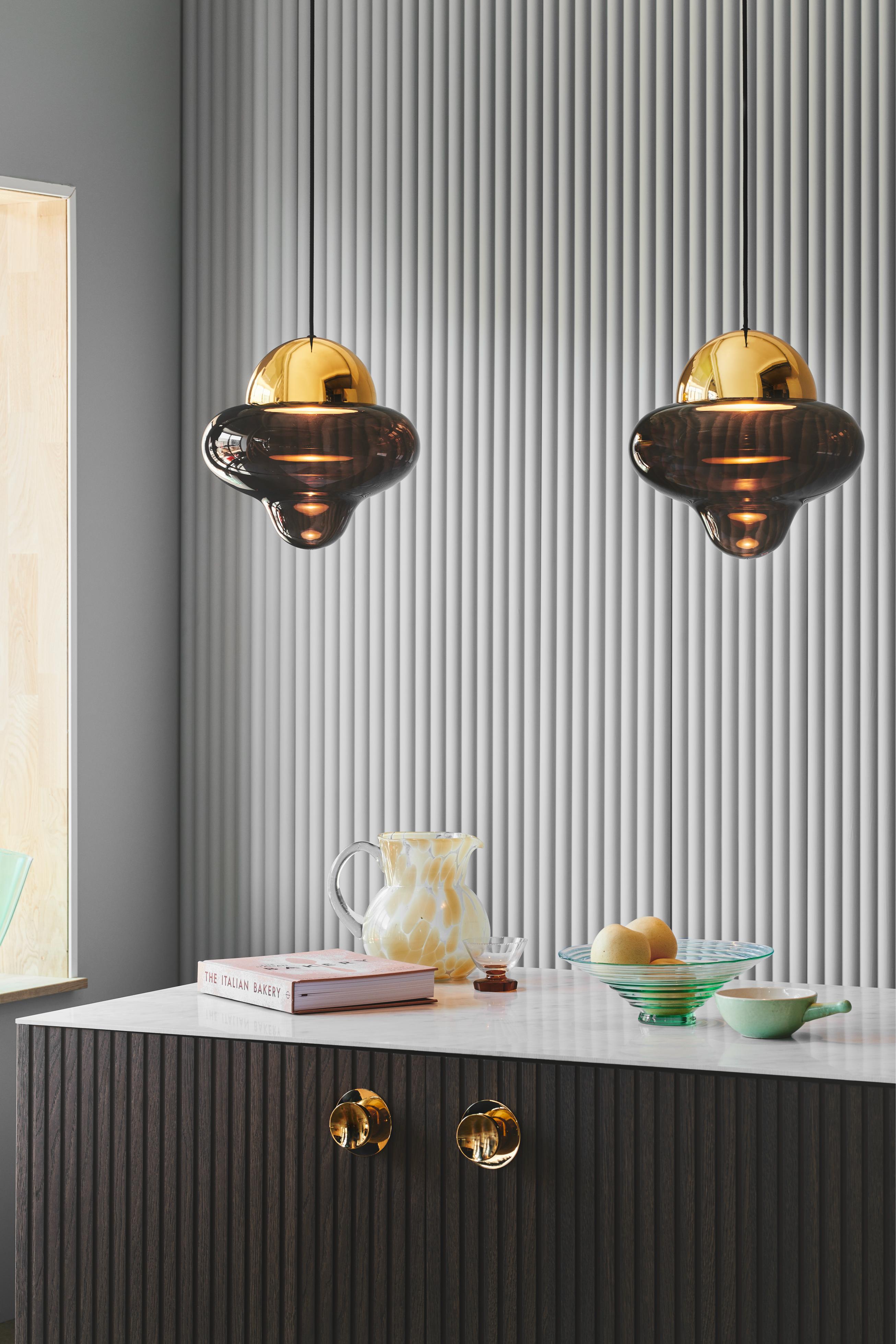 Lampa wisząca NUTTY szkło dymione ze złotym wykończeniem