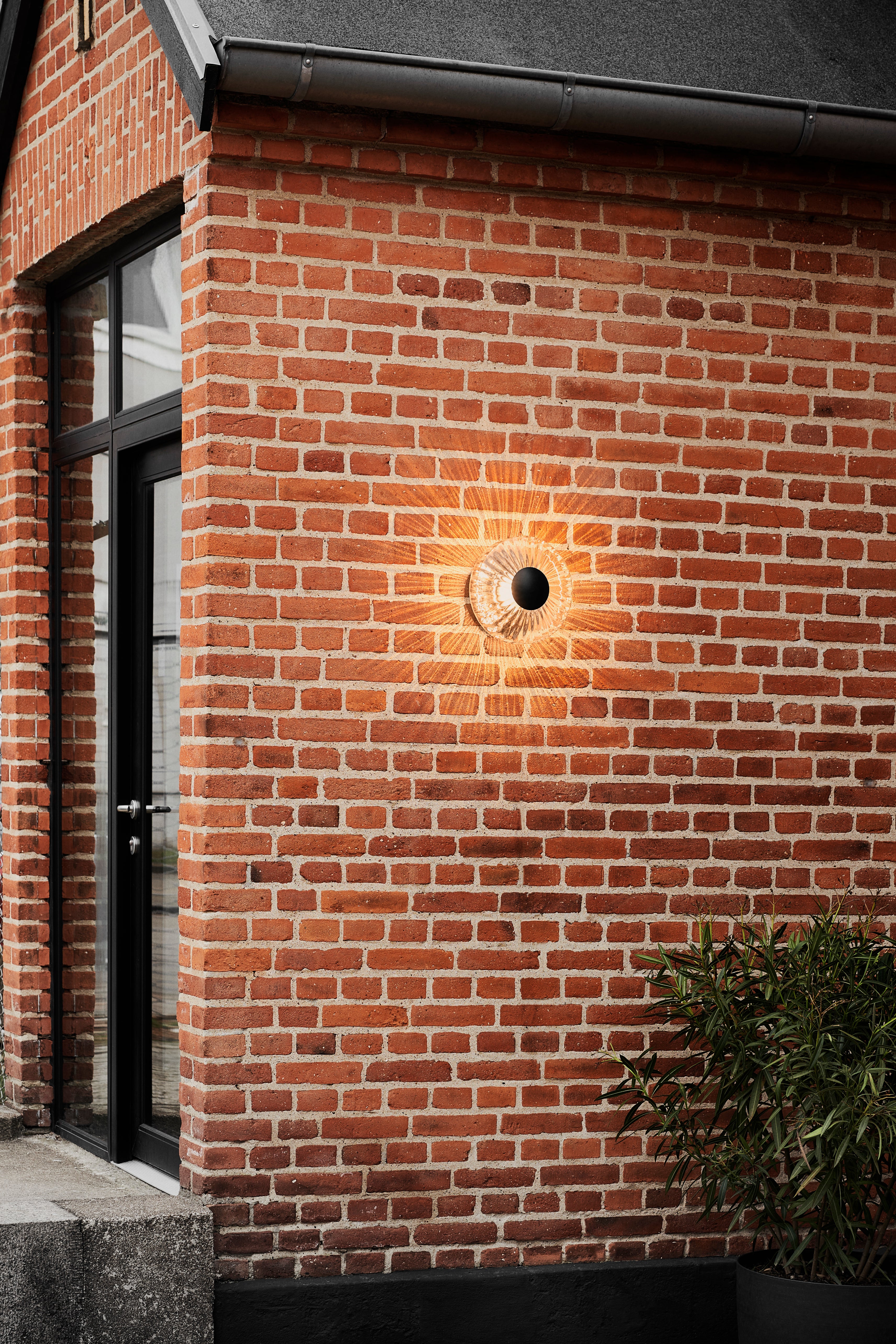 NEW WAVE OPTIC transparent outdoor wall lamp with black finish