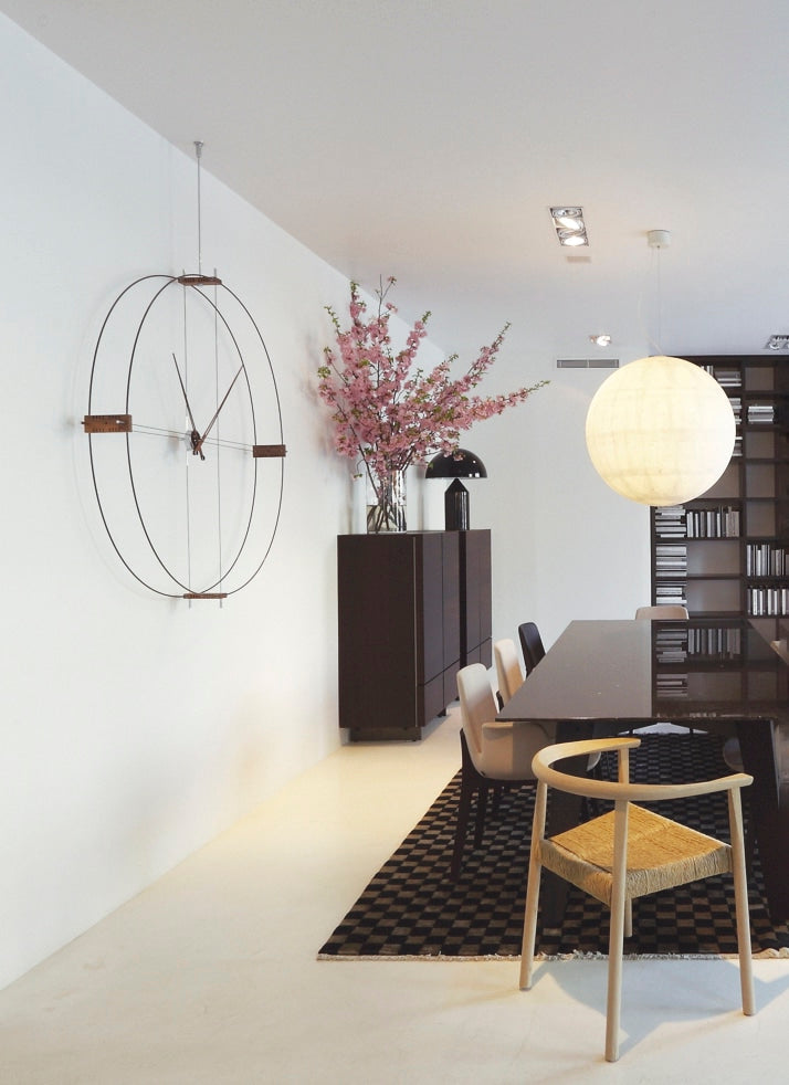 Nástěnné hodiny DELMORI ořechové dřevo s černou a chromem