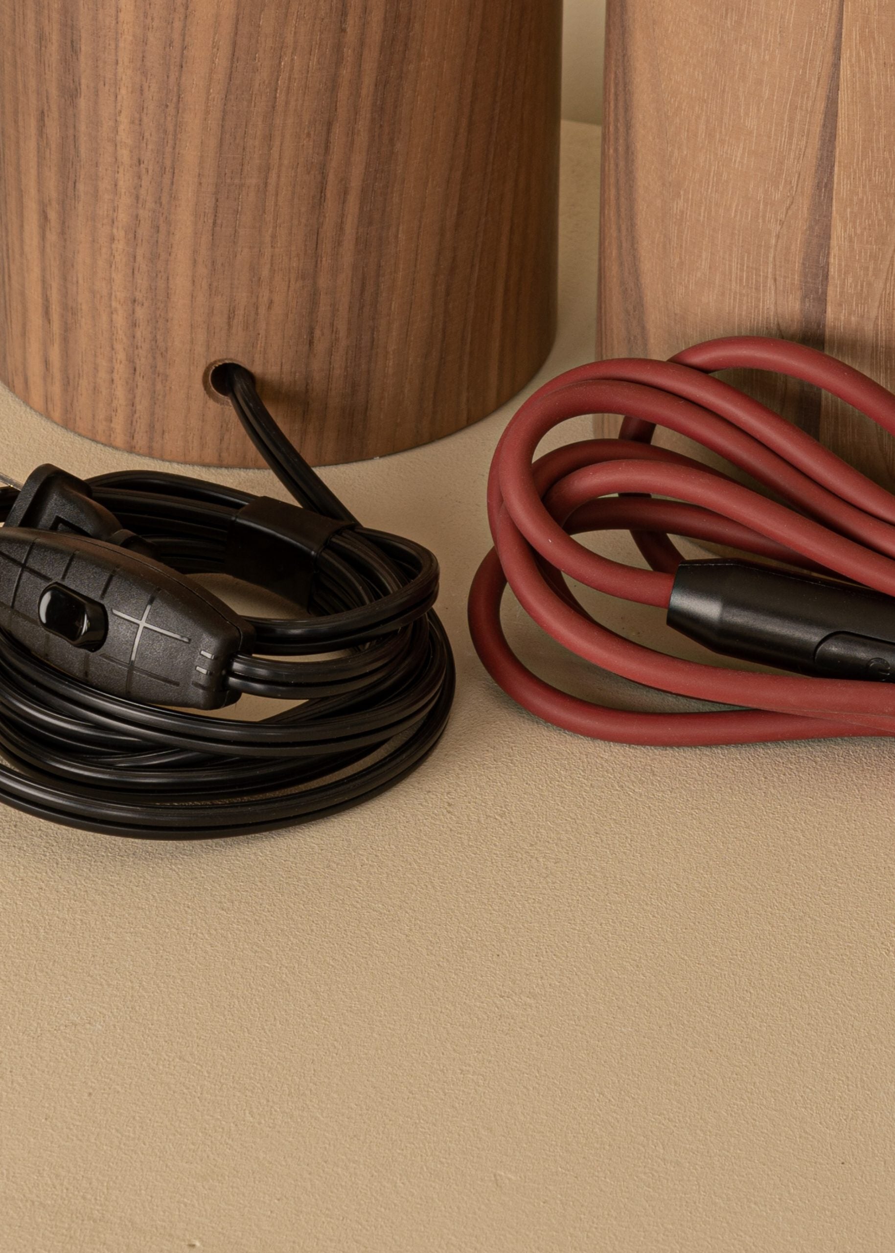 Stolní lampa PEONA KELO ořechové dřevo