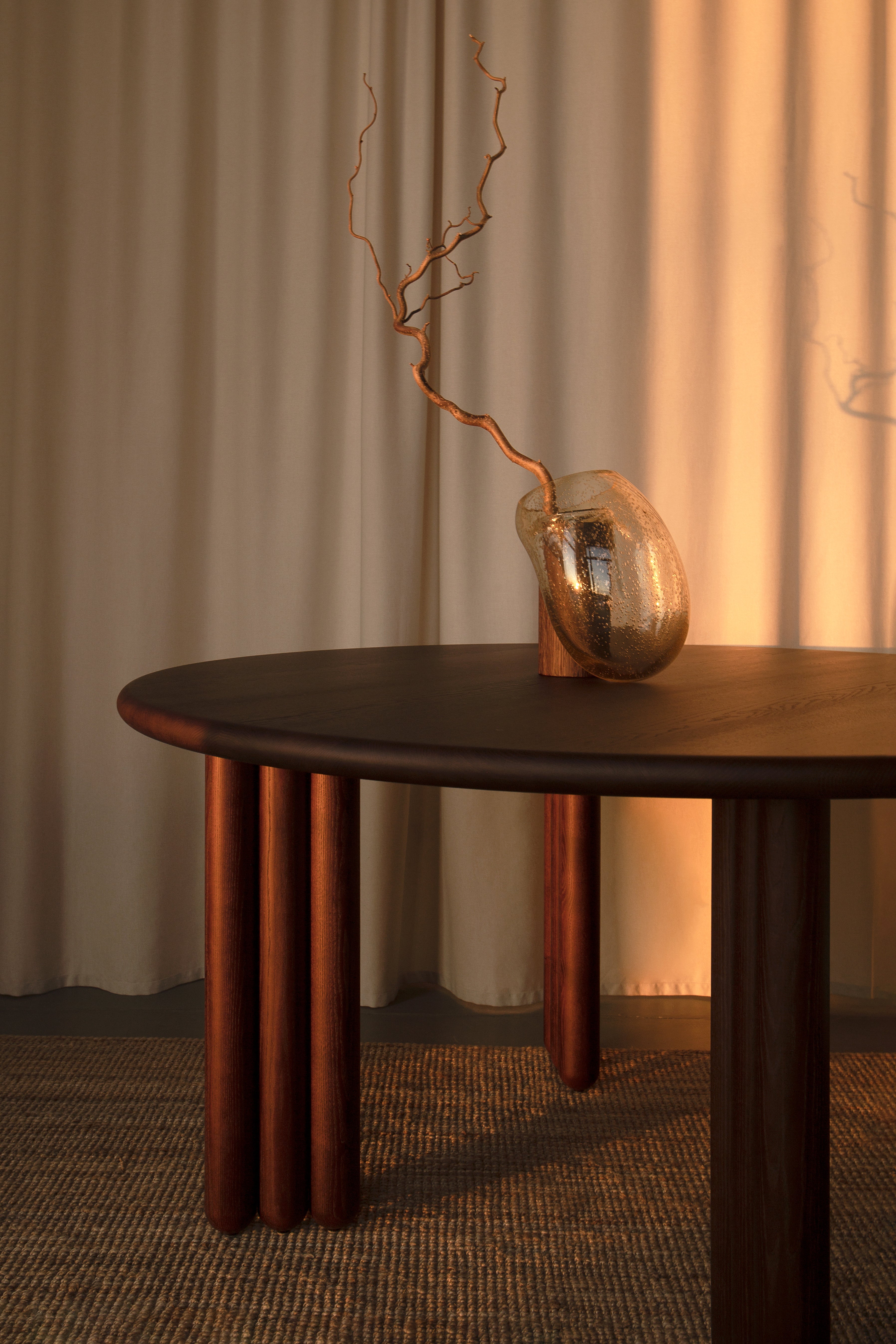 Kulatý stůl FLOCK z hnědého jasanového dřeva