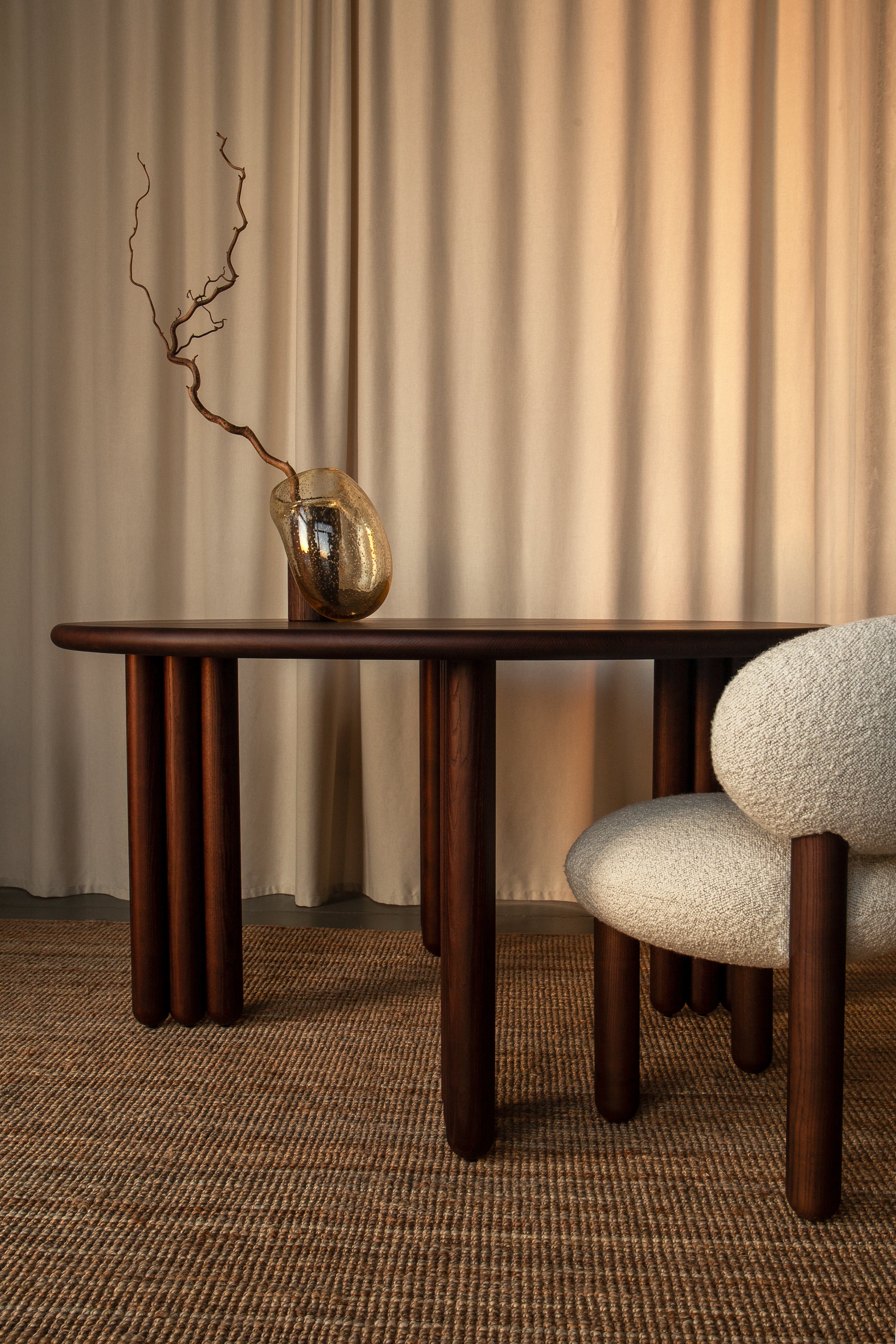 Kulatý stůl FLOCK z hnědého jasanového dřeva