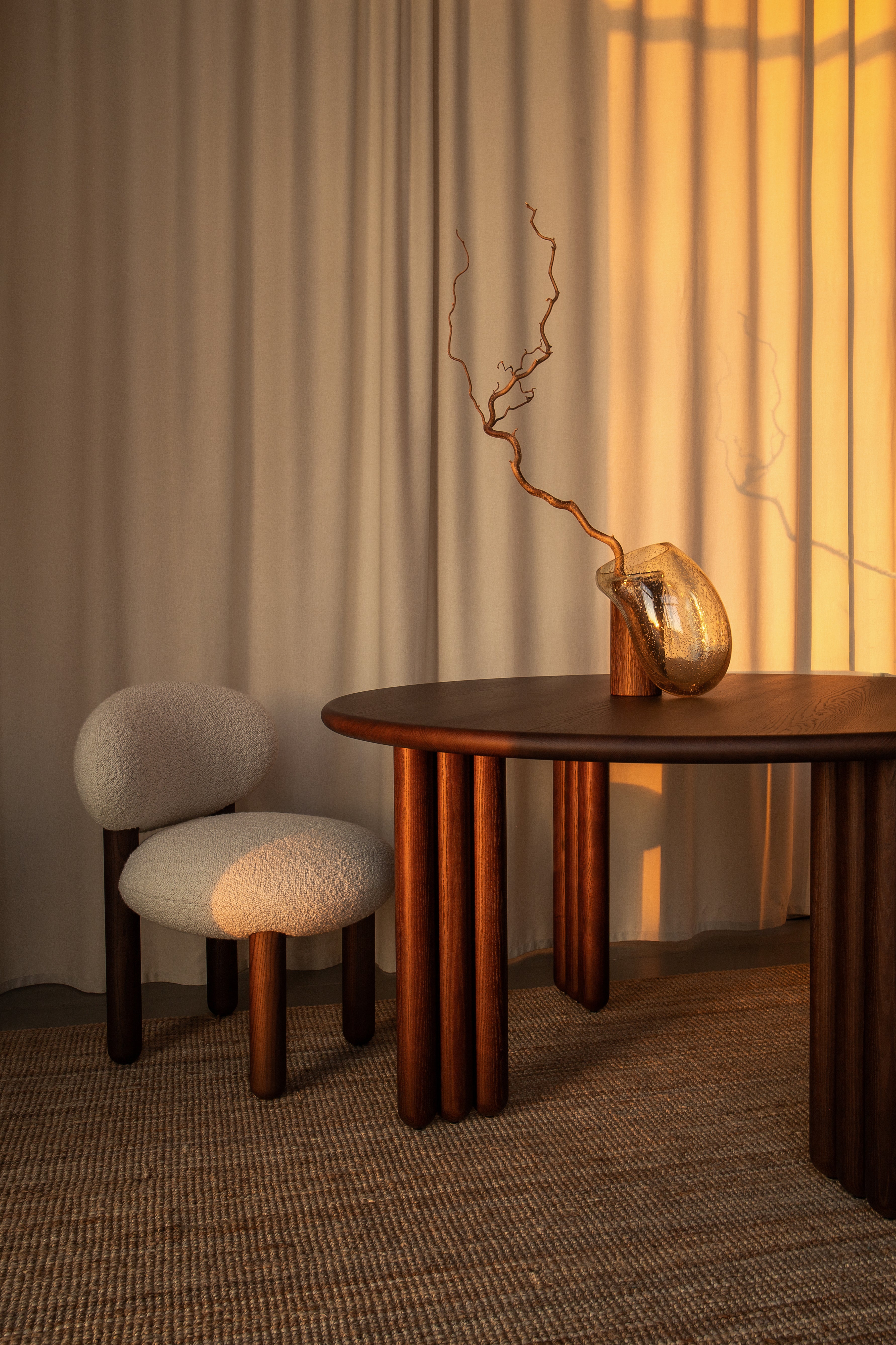 Kulatý stůl FLOCK z hnědého jasanového dřeva