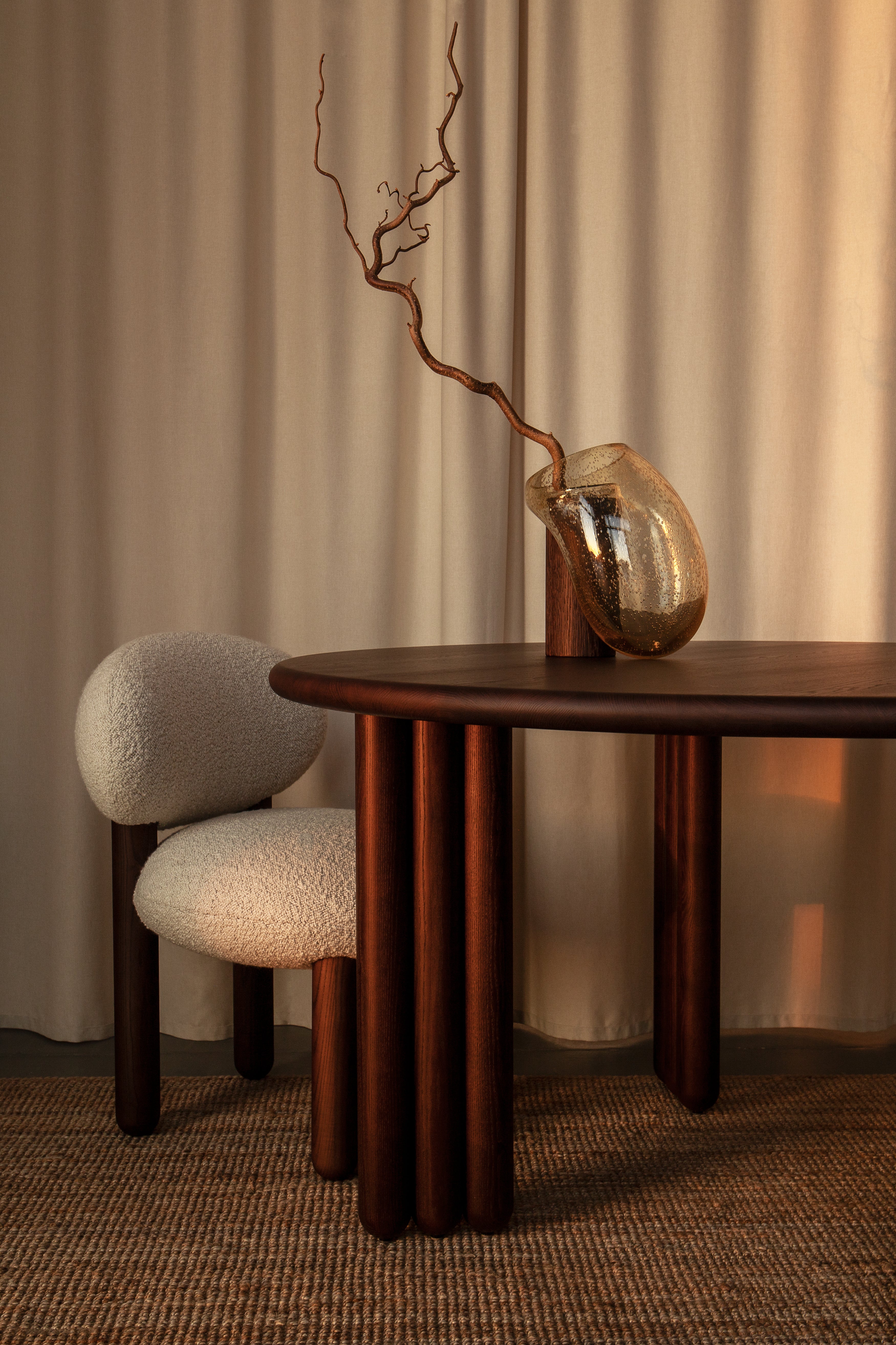 Kulatý stůl FLOCK z hnědého jasanového dřeva