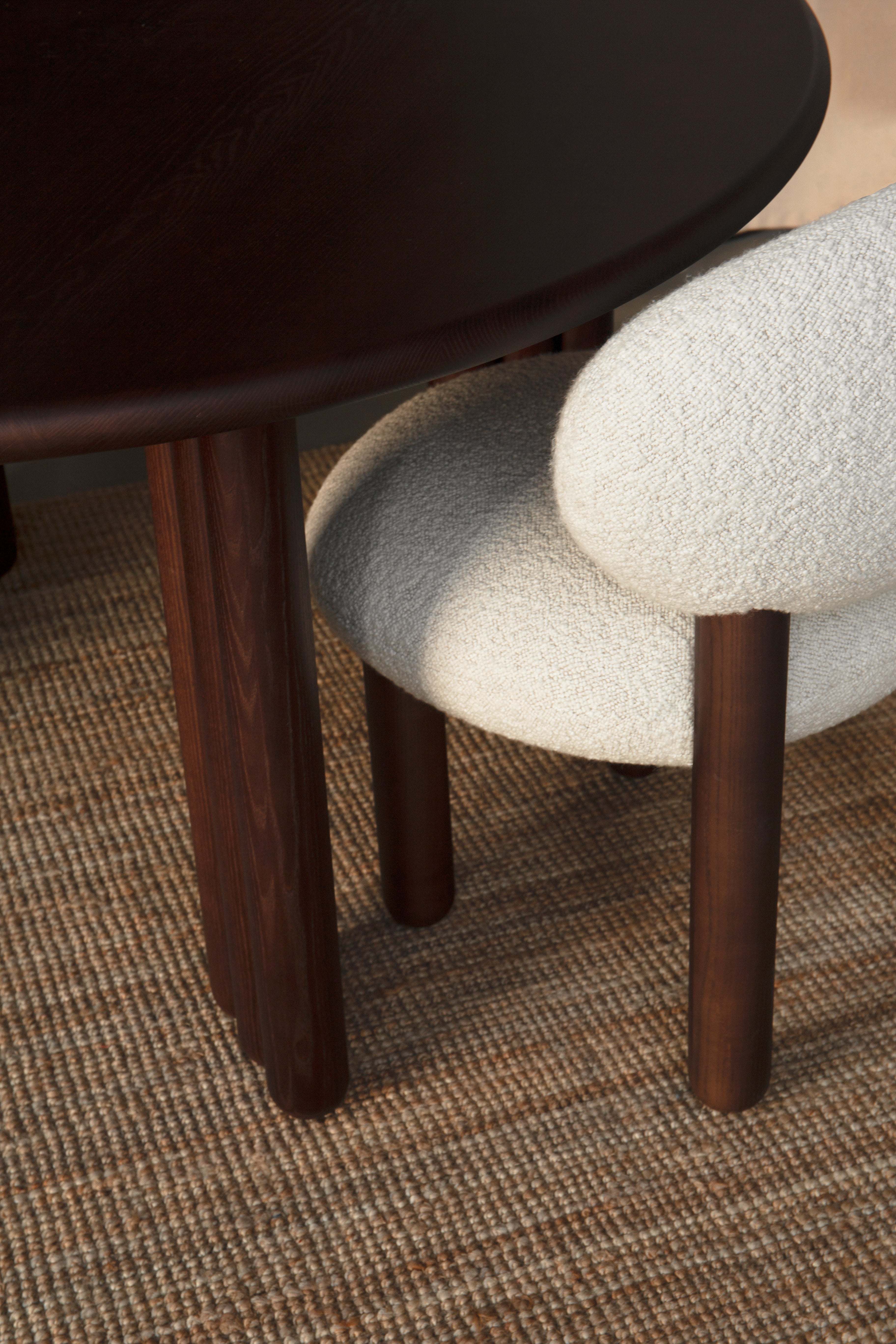 Kulatý stůl FLOCK z hnědého jasanového dřeva