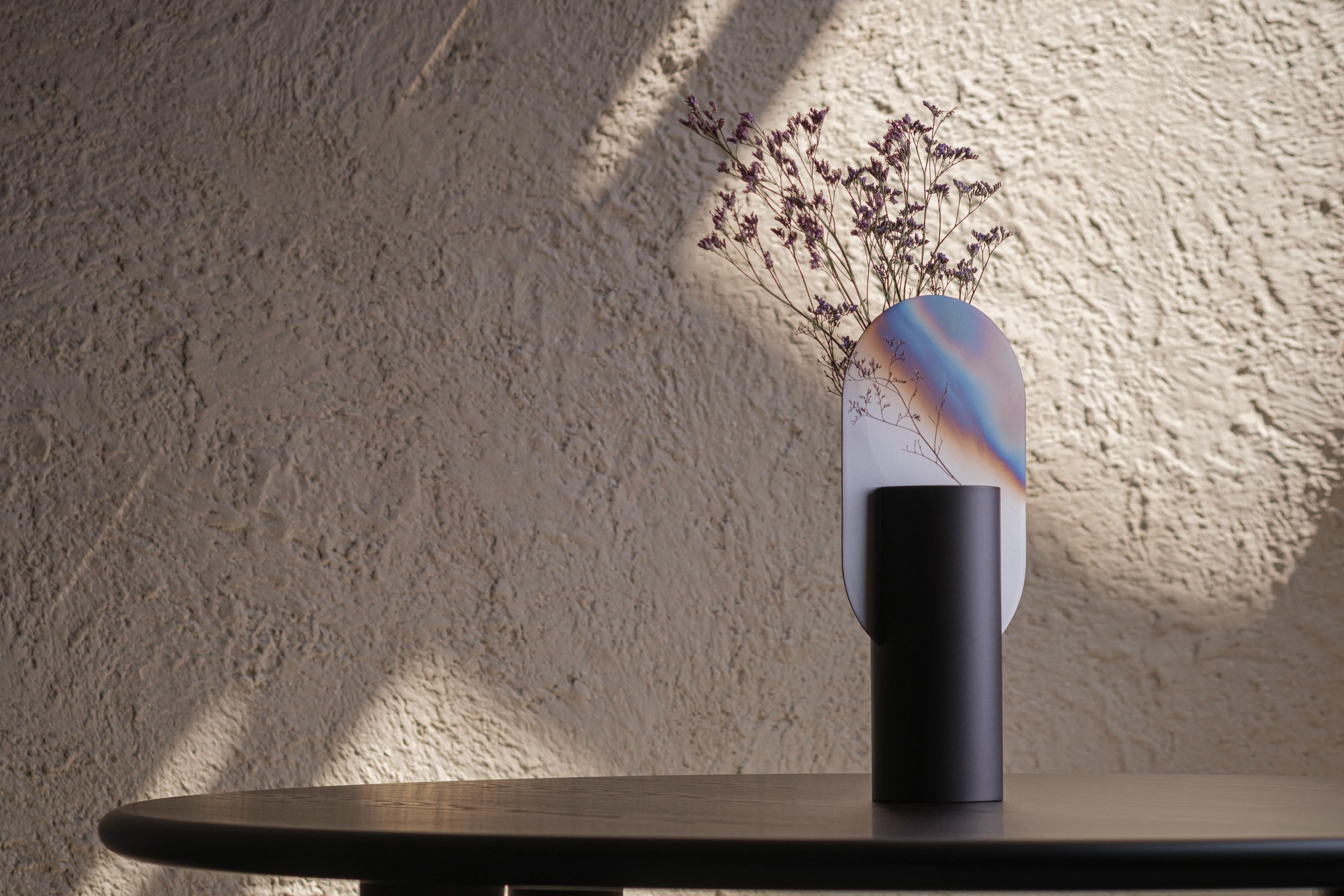 Kulatý stůl PAUL z hnědého jasanového dřeva