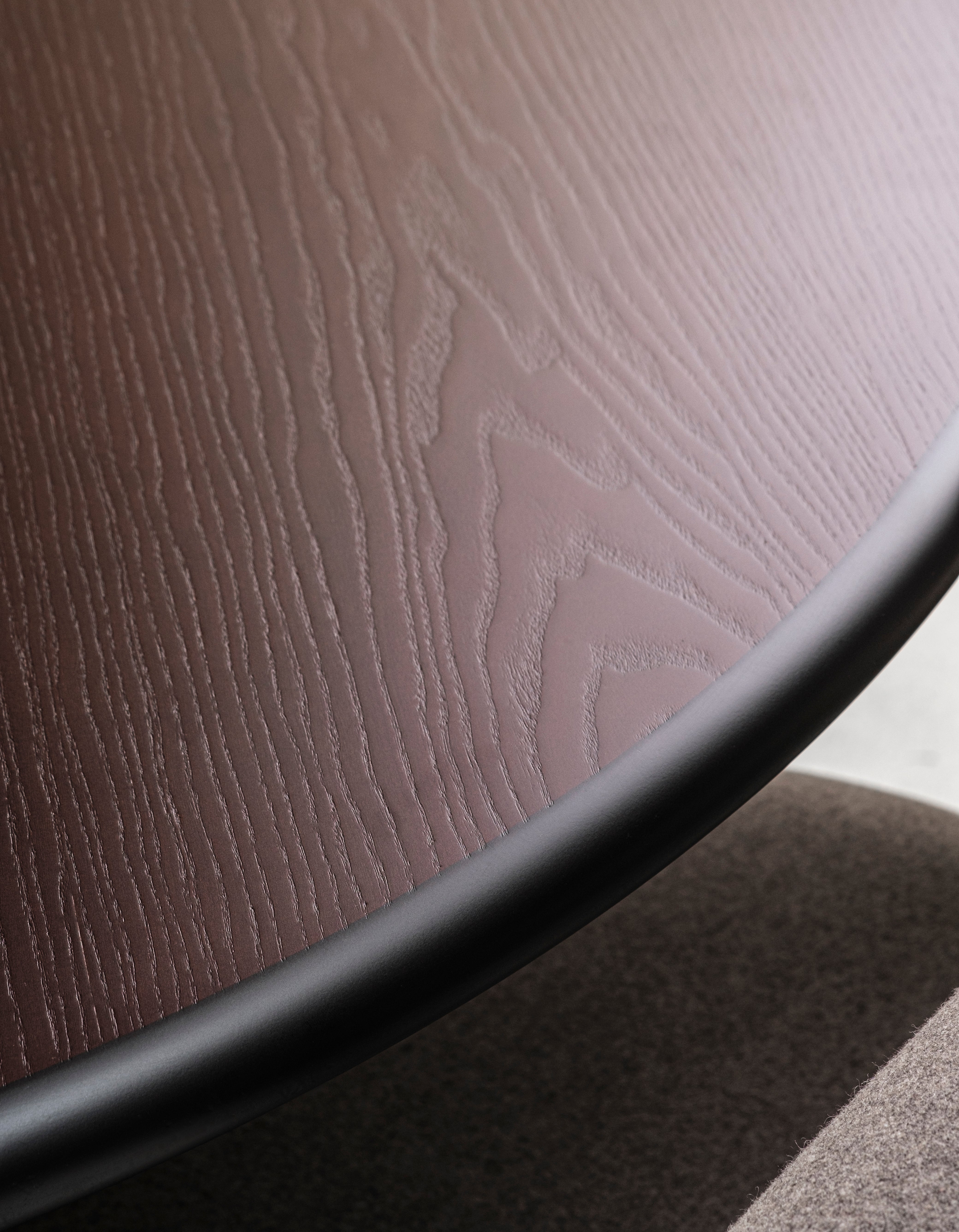 Kulatý stůl PAUL z hnědého jasanového dřeva