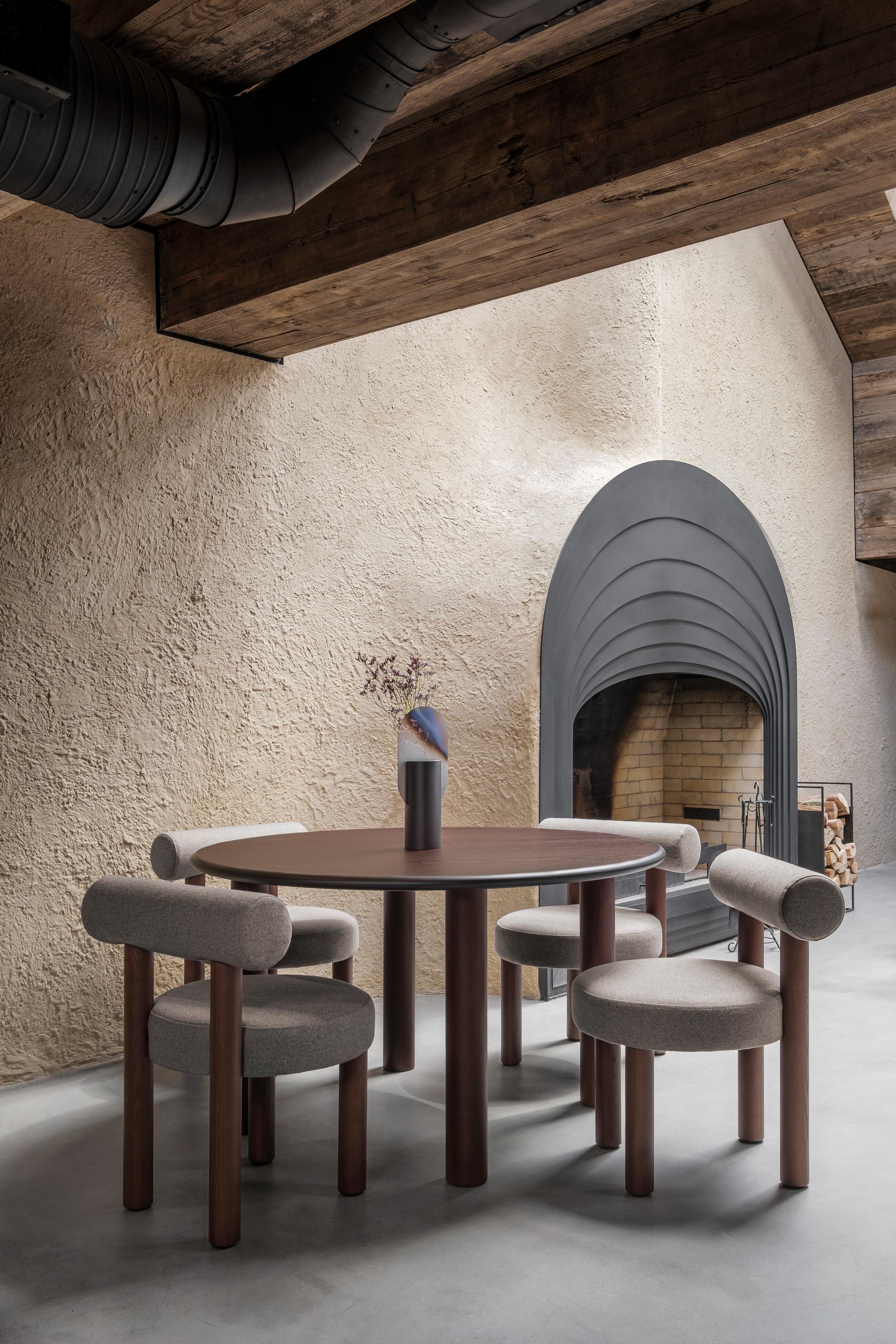 Kulatý stůl PAUL z hnědého jasanového dřeva