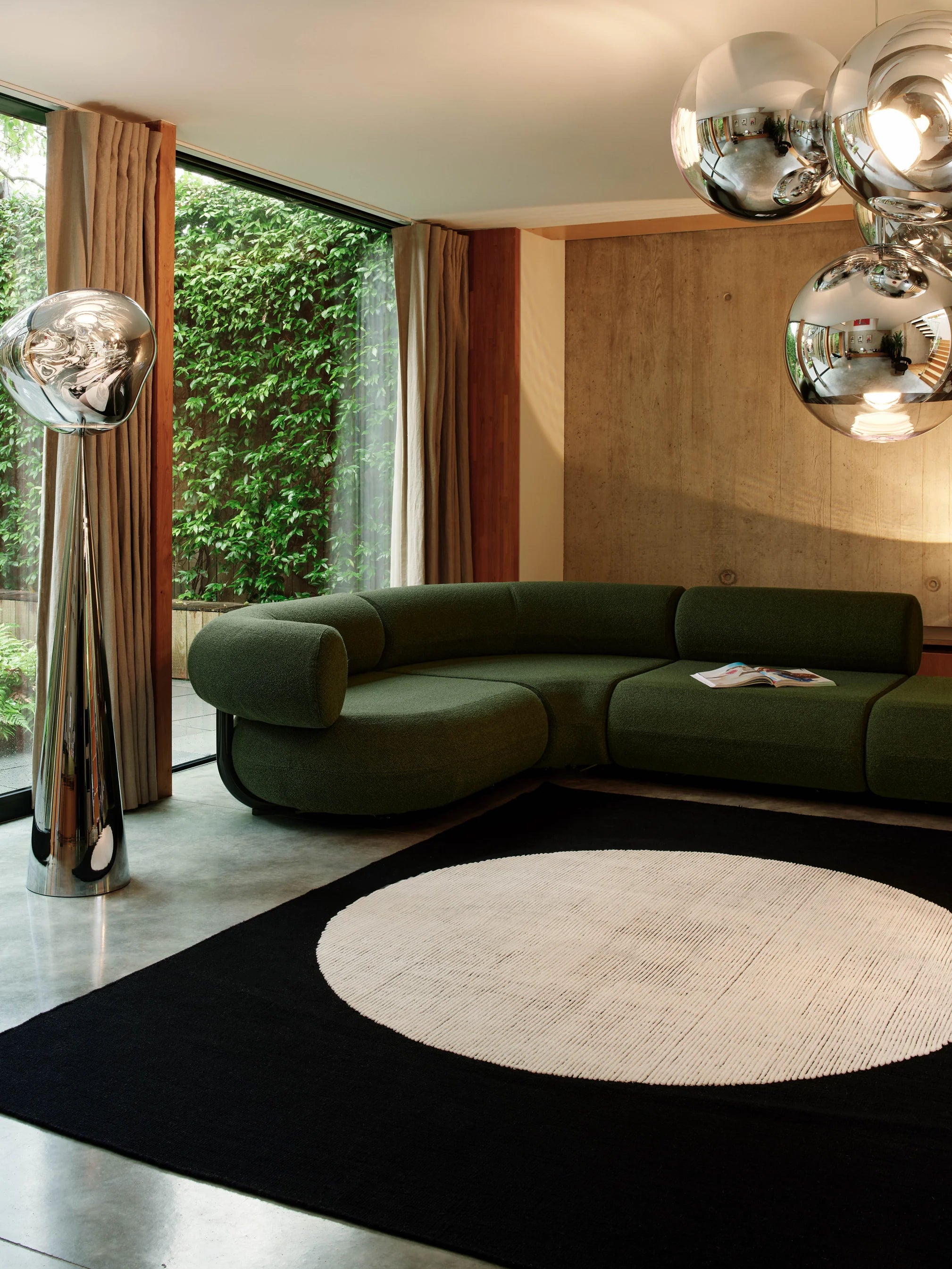 DISC rug black with white