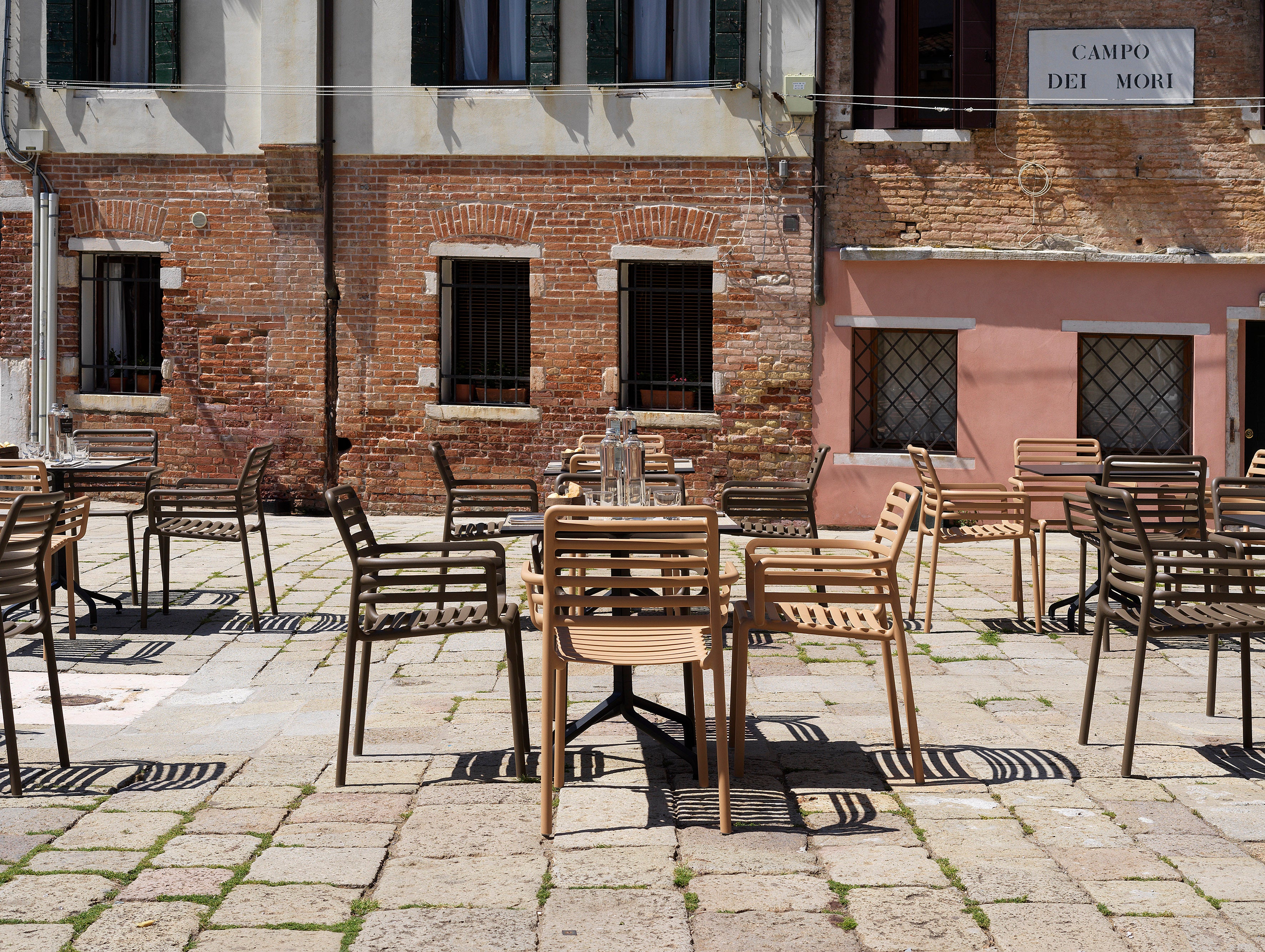 Venkovní křeslo s opěrkami DOGA cappuccino