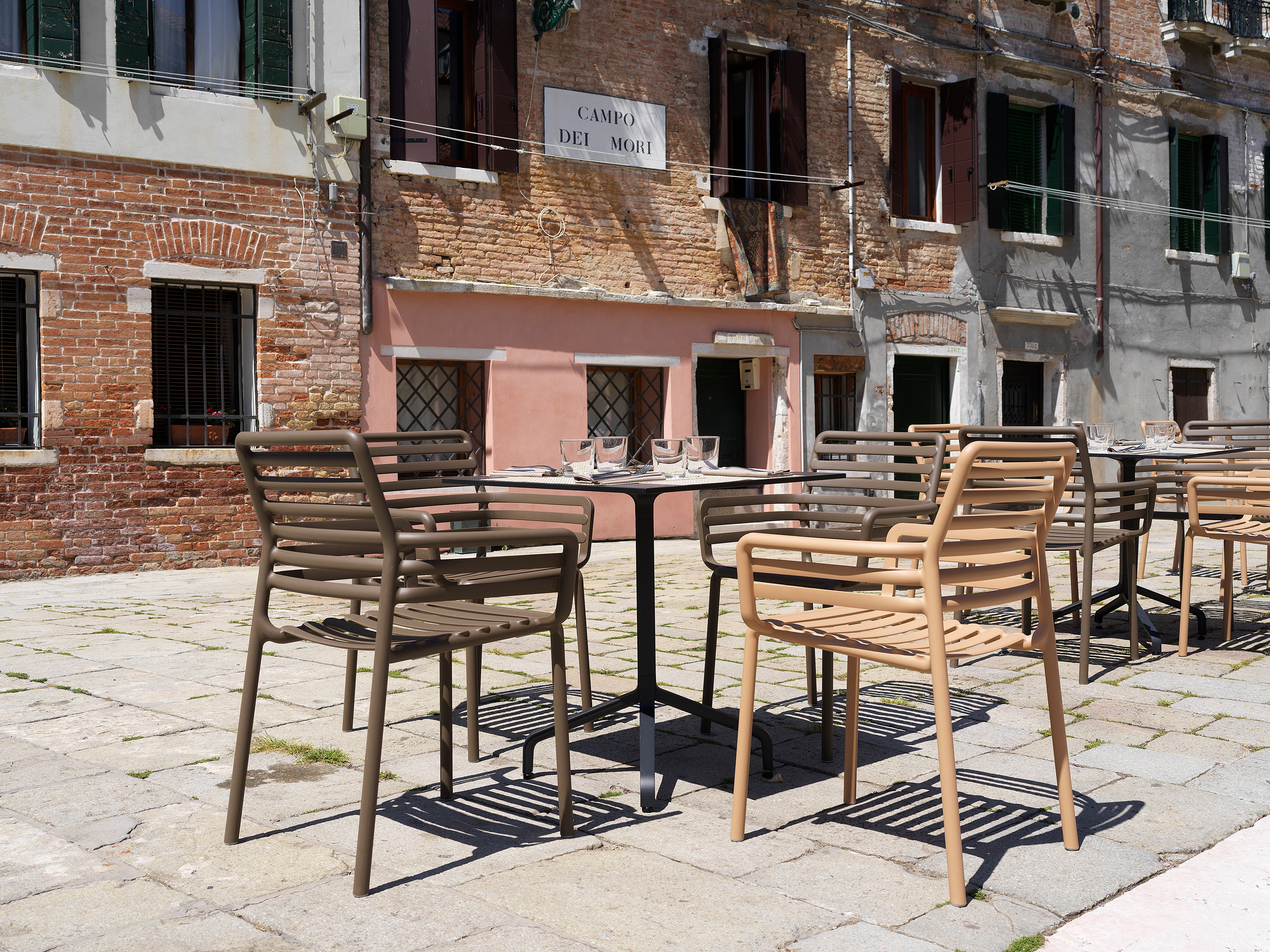 Venkovní křeslo s opěrkami DOGA cappuccino