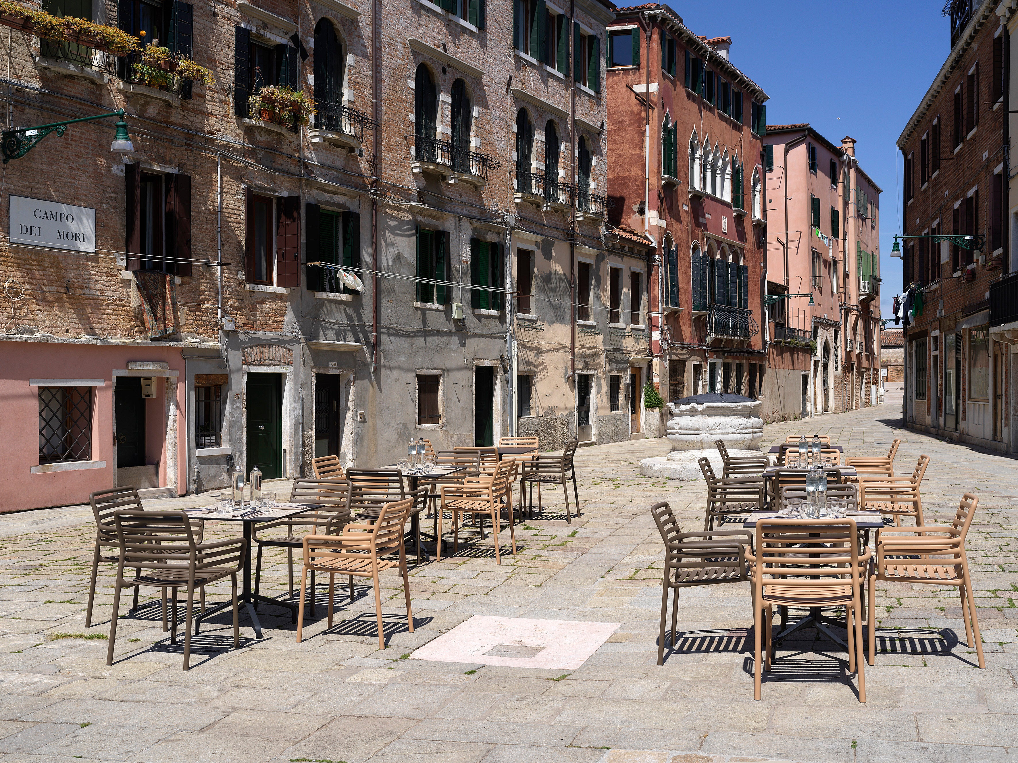 Venkovní křeslo s opěrkami DOGA cappuccino