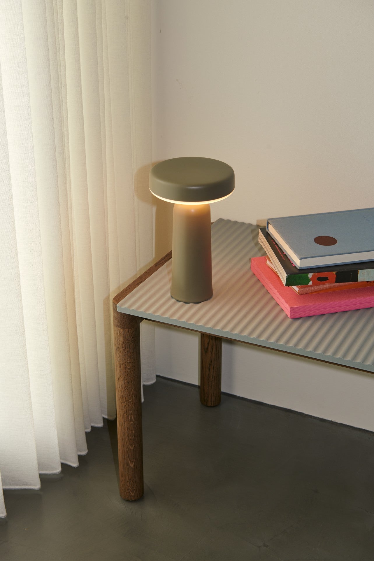 Přenosná venkovní lampa EASE taupe