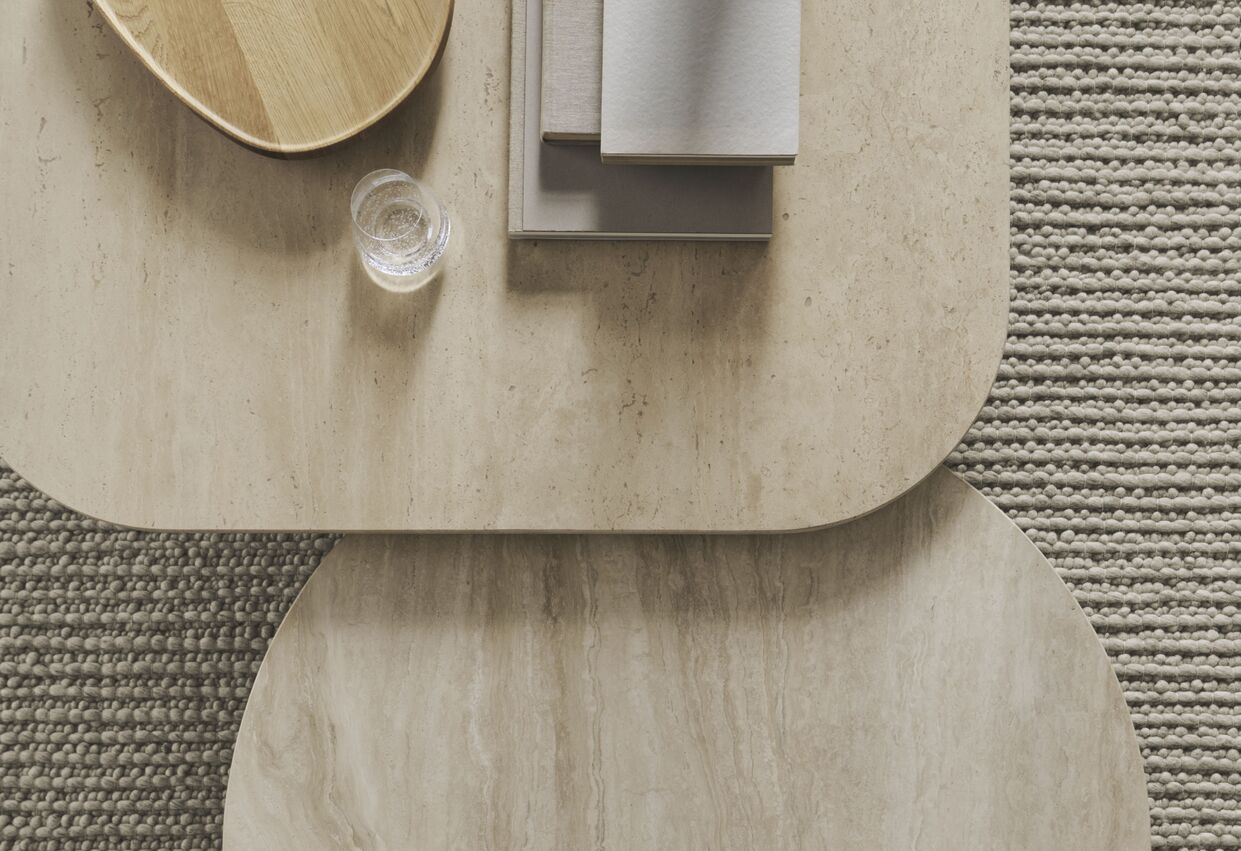 Kulatý konferenční stolek EIDA pískový travertin