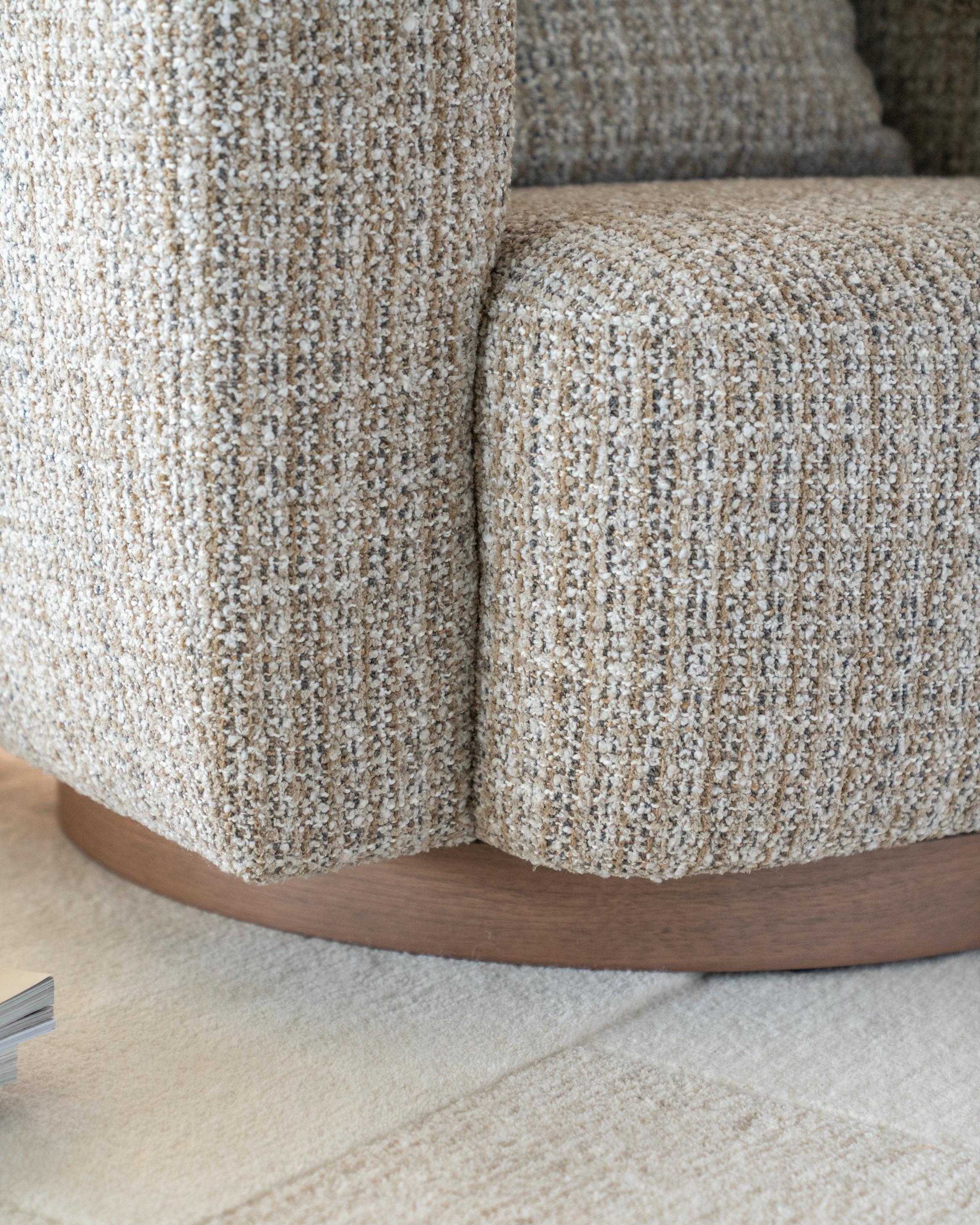 Otáčecí křeslo JORDAN béžové s dřevěnou základnou