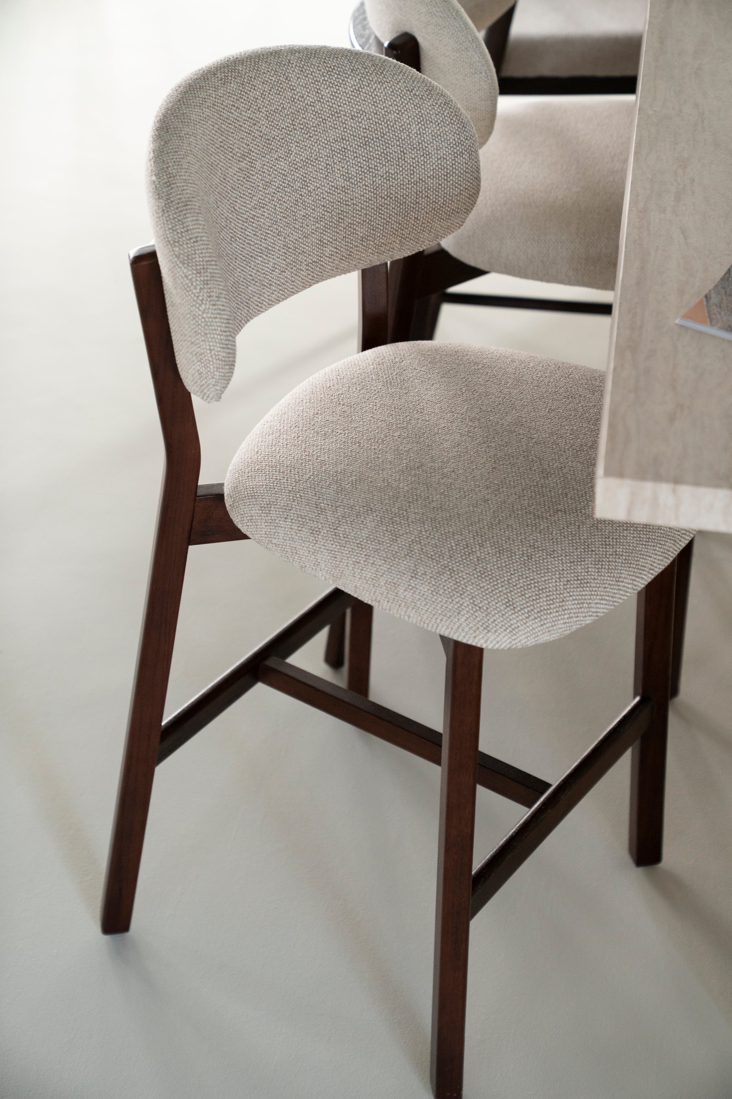 MIKKY taupe stool with a dark oak base