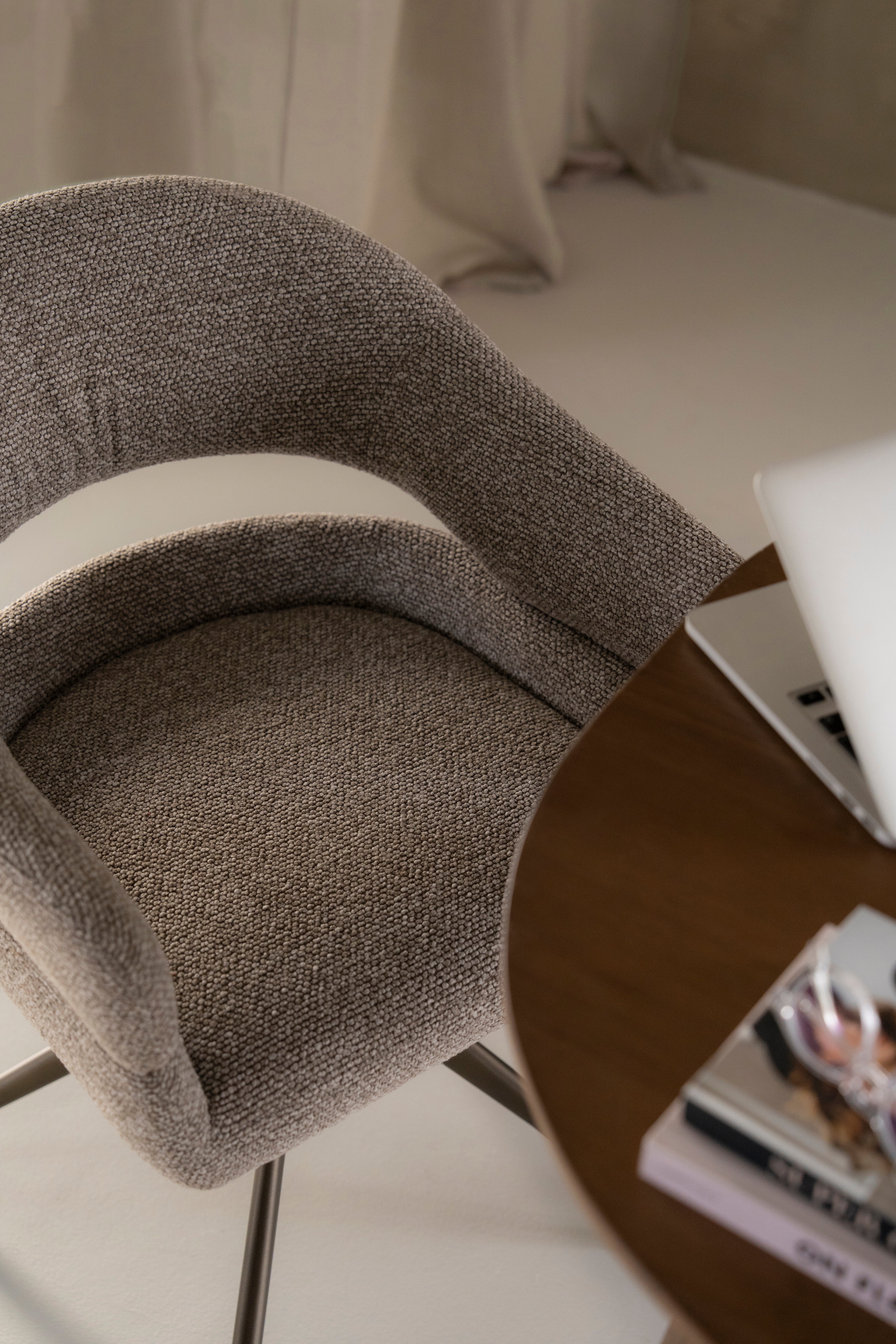 Krzesło obrotowe HAILEY taupe z ciemnobrązową podstawą